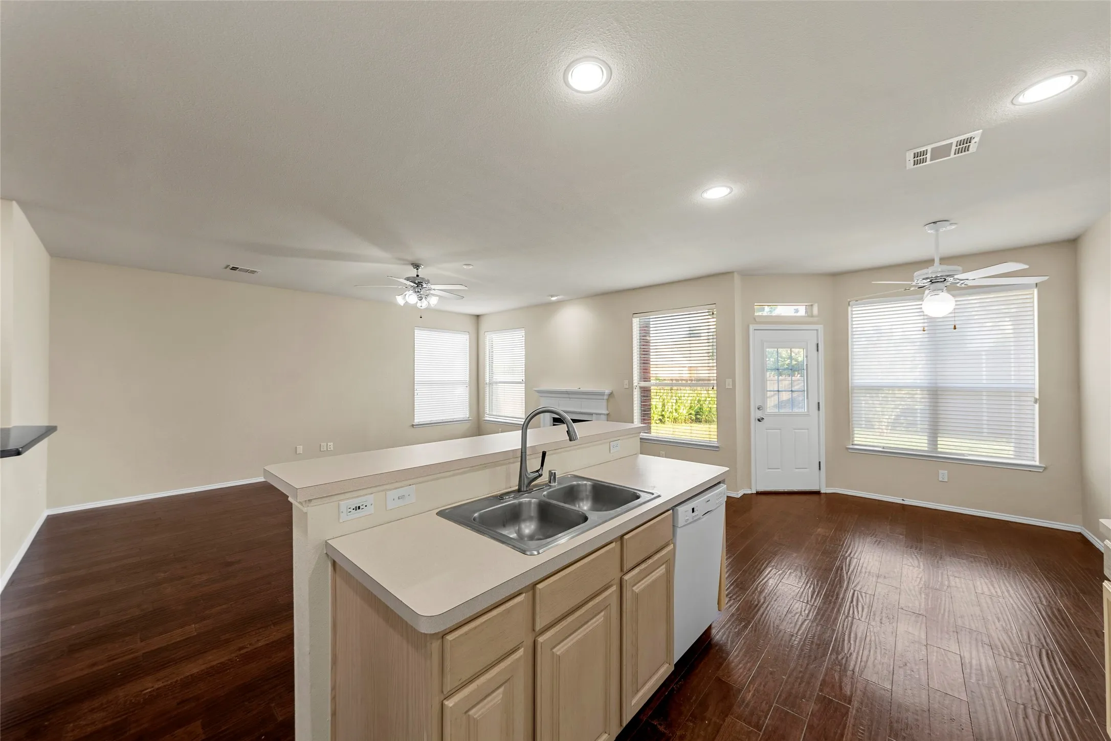 Single Family Residence For Rent in Collin County , 112 Sweetgum Drive, Murphy, Texas 75094, 4 Bedroom, 3 Bathroom, 3 Garage spaces, 3,020 Sqft, built in 1997, mls#21342033, Real Estate Agent in Murphy, Homes For Rent in Collin county, Homes For Rent in Murphy, Realtor in Murphy Texas, Real Estate Brokerage Independent Realty Texas, Luminita Cordes Realtor