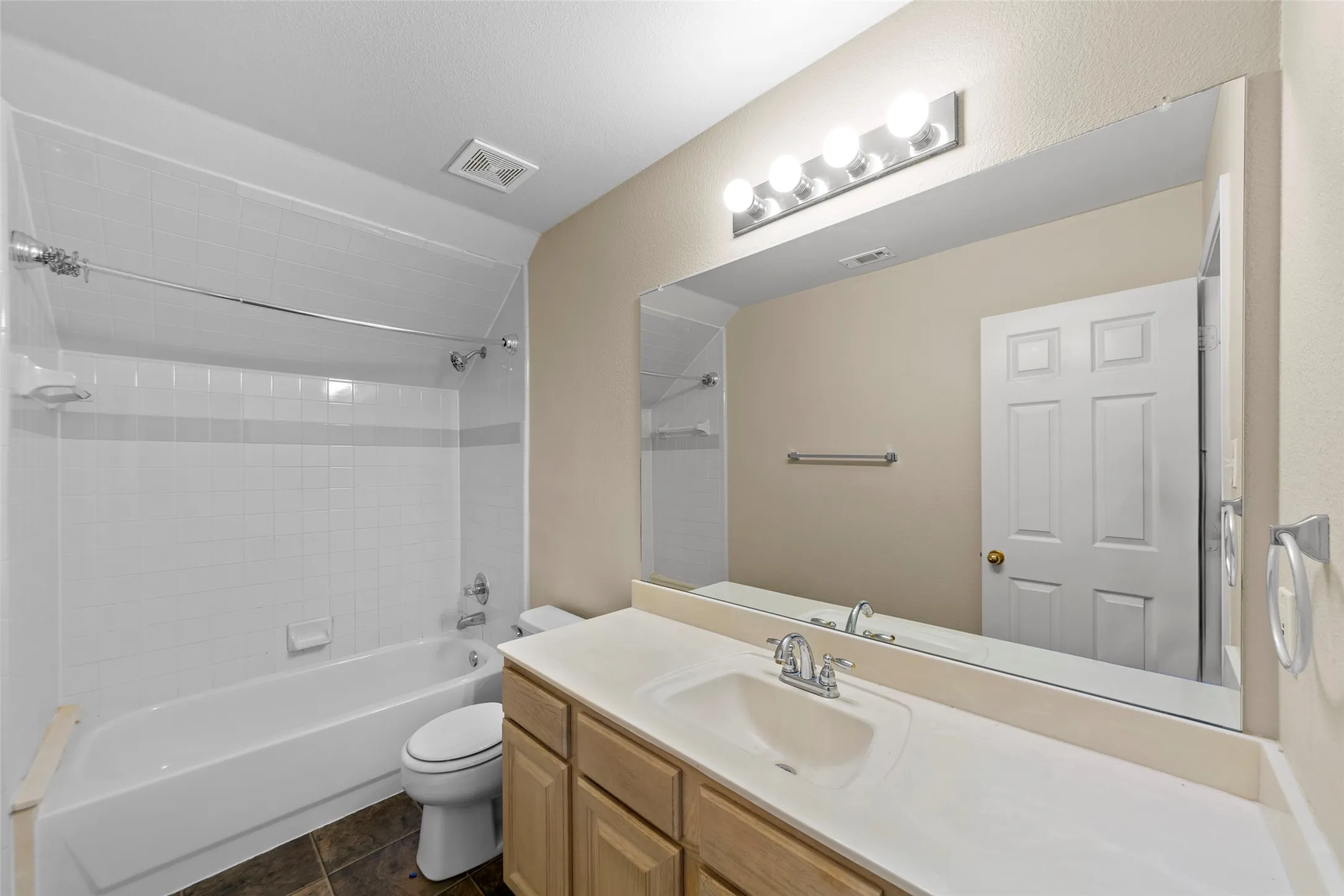 Single Family Residence For Rent in Collin County , 112 Sweetgum Drive, Murphy, Texas 75094, 4 Bedroom, 3 Bathroom, 3 Garage spaces, 3,020 Sqft, built in 1997, mls#21342033, Real Estate Agent in Murphy, Homes For Rent in Collin county, Homes For Rent in Murphy, Realtor in Murphy Texas, Real Estate Brokerage Independent Realty Texas, Luminita Cordes Realtor