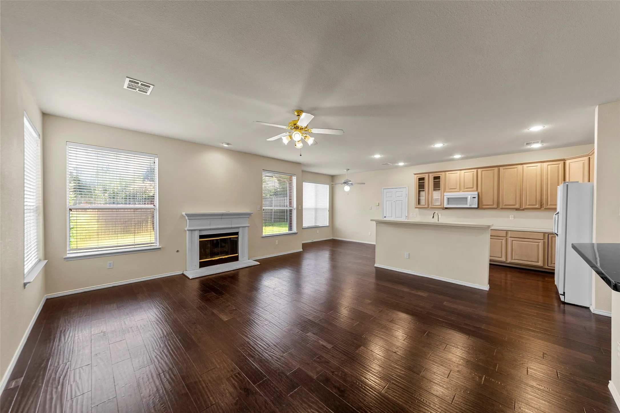 Single Family Residence For Rent in Collin County , 112 Sweetgum Drive, Murphy, Texas 75094, 4 Bedroom, 3 Bathroom, 3 Garage spaces, 3,020 Sqft, built in 1997, mls#21342033, Real Estate Agent in Murphy, Homes For Rent in Collin county, Homes For Rent in Murphy, Realtor in Murphy Texas, Real Estate Brokerage Independent Realty Texas, Luminita Cordes Realtor