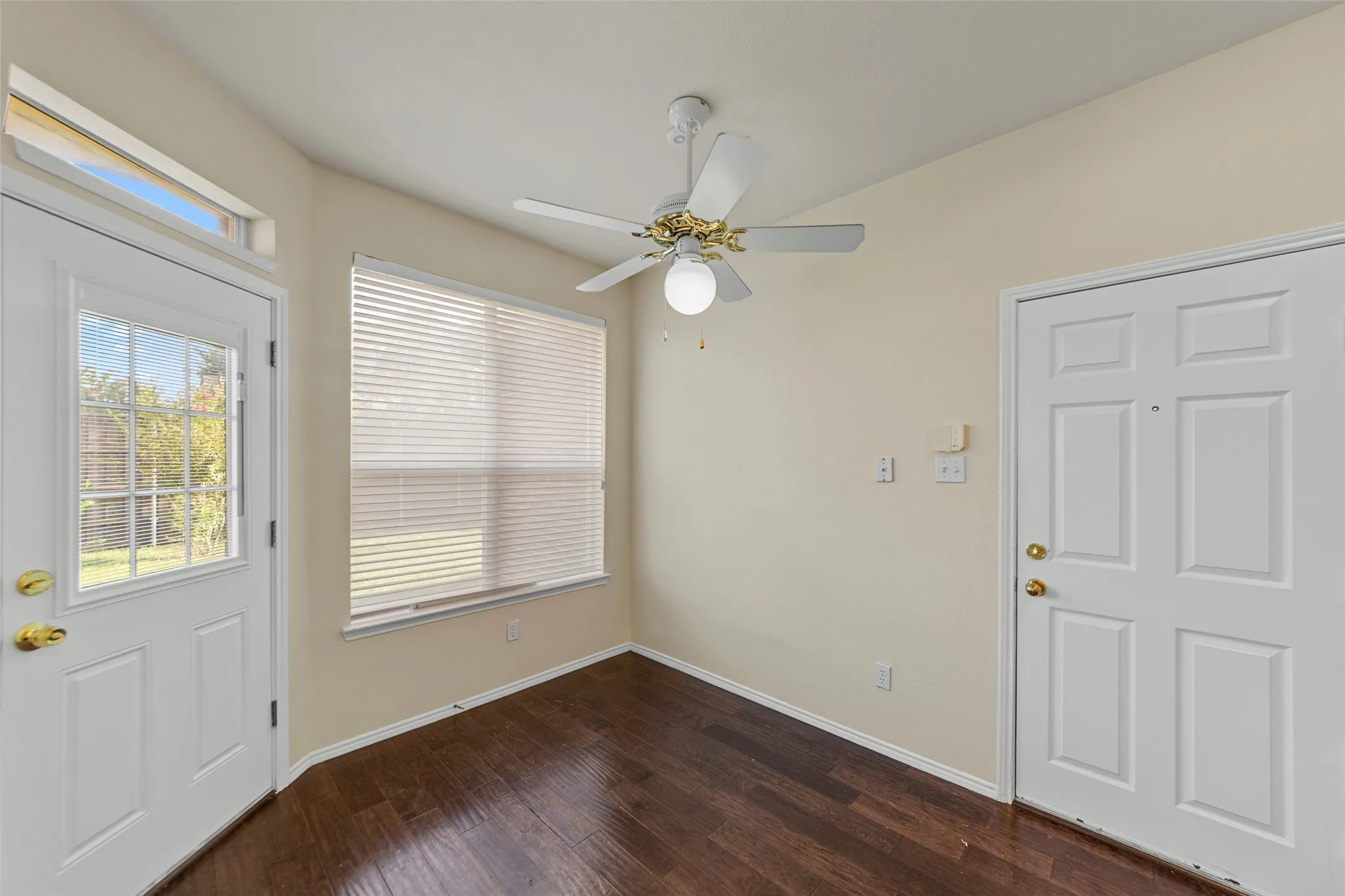 Single Family Residence For Rent in Collin County , 112 Sweetgum Drive, Murphy, Texas 75094, 4 Bedroom, 3 Bathroom, 3 Garage spaces, 3,020 Sqft, built in 1997, mls#21342033, Real Estate Agent in Murphy, Homes For Rent in Collin county, Homes For Rent in Murphy, Realtor in Murphy Texas, Real Estate Brokerage Independent Realty Texas, Luminita Cordes Realtor
