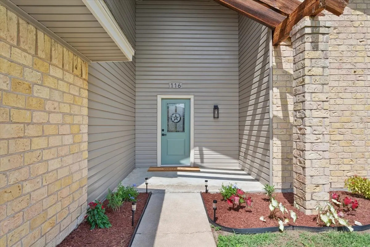 Single Family Residence For Sale in Mc Lennan County , 116 Boleman Drive, Hewitt, Texas 76643, 4 Bedroom, 2 Bathroom, 2 Garage spaces, 2,002 Sqft, built in 1979, mls#21341861, Real Estate Agent in Hewitt, Homes For Sale in Mc Lennan county, Homes For Sale in Hewitt, Realtor in Hewitt Texas, Real Estate Brokerage Independent Realty Texas, Luminita Cordes Realtor