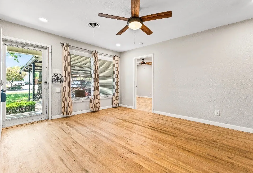 Single Family Residence For Sale in Dallas County , 3807 Falls Drive, Dallas, Texas 75211, 3 Bedroom, 2 Bathroom, Garage spaces, 1,083 Sqft, built in 1933, mls#21342037, Real Estate Agent in Dallas, Homes For Sale in Dallas county, Homes For Sale in Dallas, Realtor in Dallas Texas, Real Estate Brokerage Independent Realty Texas, Luminita Cordes Realtor