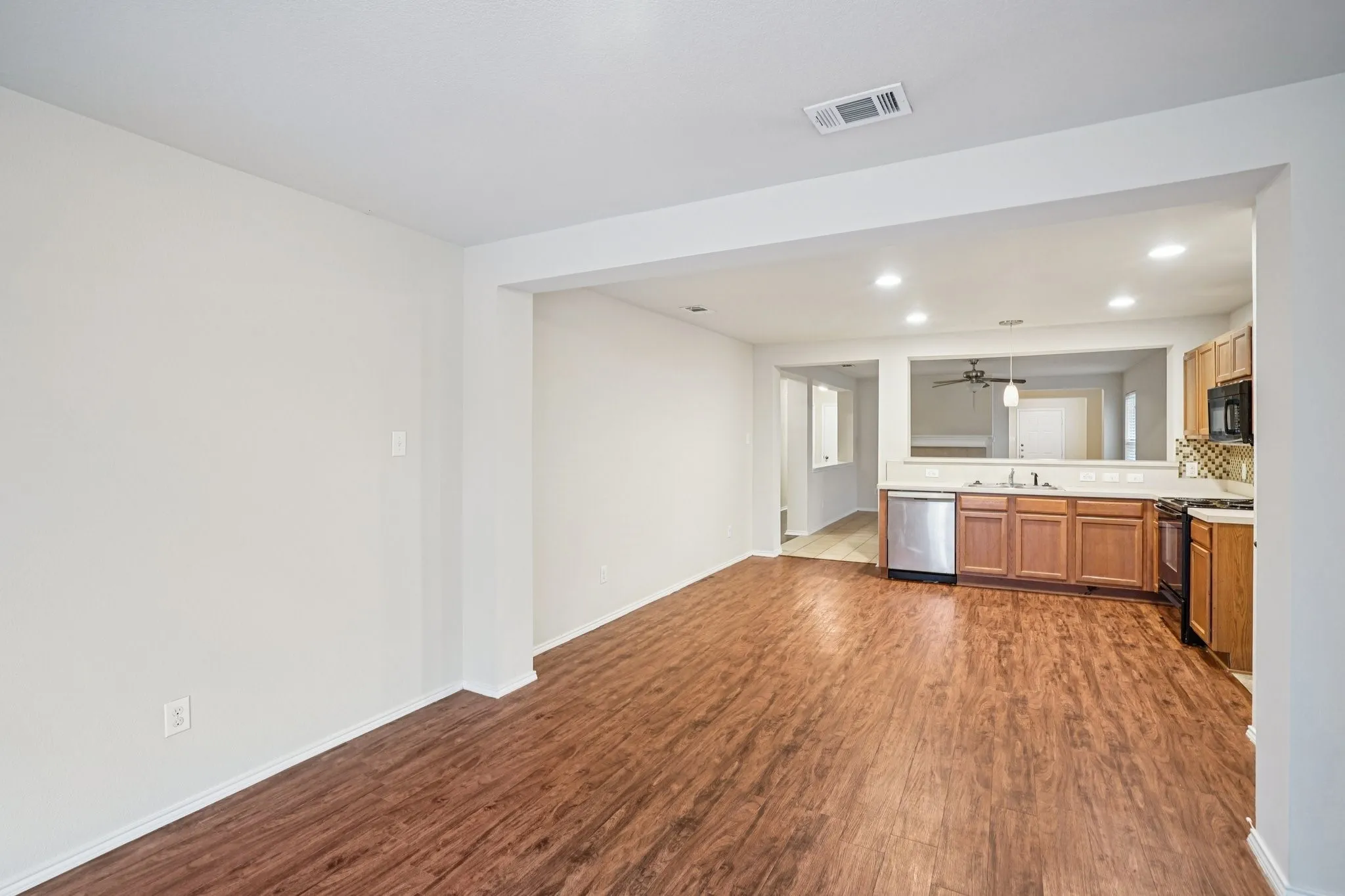 Single Family Residence For Rent in Tarrant County , 9120 Sun Haven Way, Fort Worth, Texas 76244, 3 Bedroom, 2 Bathroom, 2 Garage spaces, 1,810 Sqft, built in 2010, mls#21342072, Real Estate Agent in Fort Worth, Homes For Rent in Tarrant county, Homes For Rent in Fort Worth, Realtor in Fort Worth Texas, Real Estate Brokerage Independent Realty Texas, Luminita Cordes Realtor