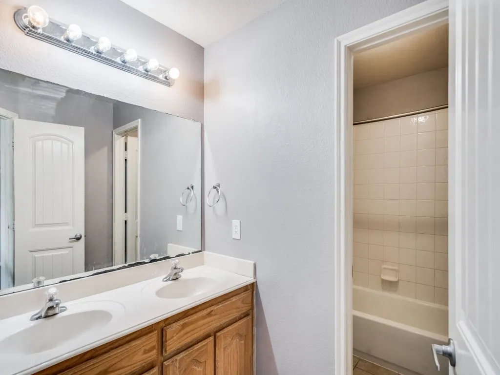 Single Family Residence For Sale in Collin County , 8400 Silverado Trail, Mc Kinney, Texas 75070, 5 Bedroom, 3 Bathroom, 2 Garage spaces, 3,234 Sqft, built in 2006, mls#21342000, Real Estate Agent in Mc Kinney, Homes For Sale in Collin county, Homes For Sale in Mc Kinney, Realtor in Mc Kinney Texas, Real Estate Brokerage Independent Realty Texas, Luminita Cordes Realtor