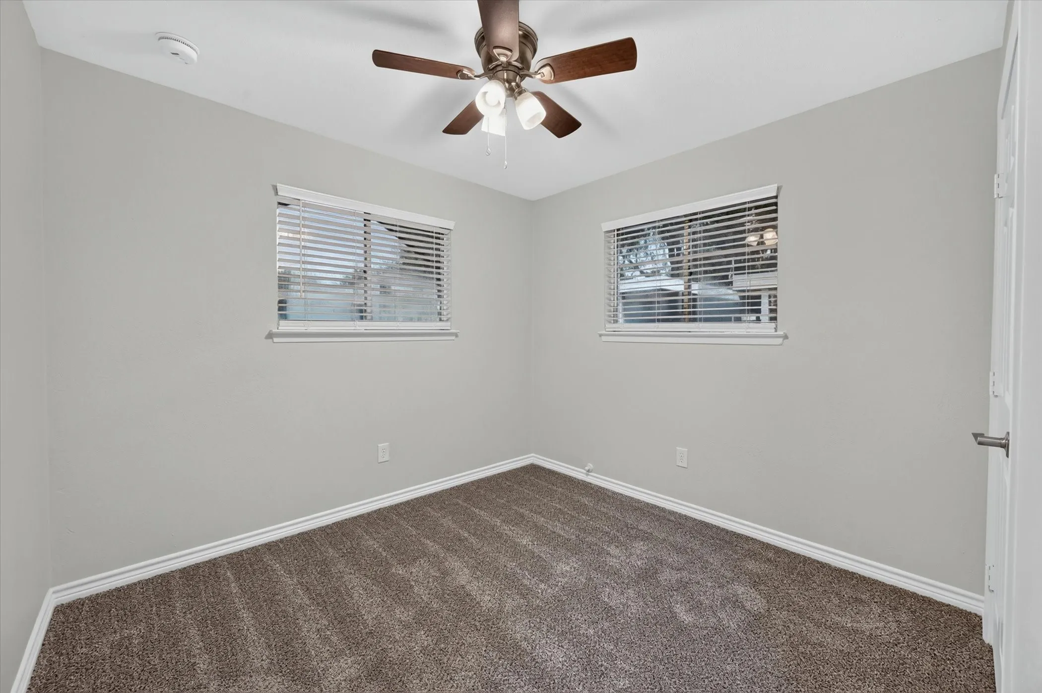 Neutral wall paint paired with textured carpet flooring