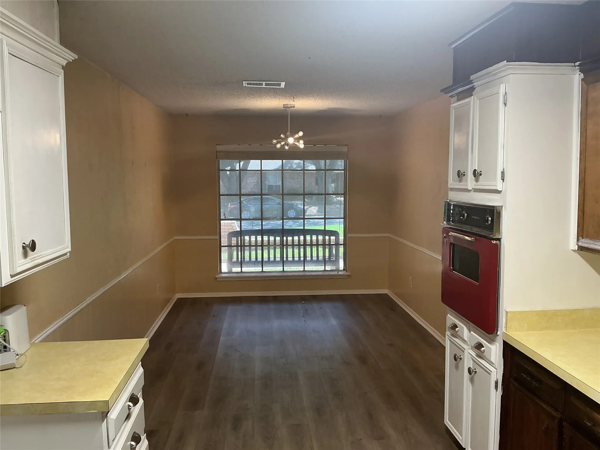 Single Family Residence For Sale in Johnson County , 724 Barbara Lane, Burleson, Texas 76028, 3 Bedroom, 2 Bathroom, 2 Garage spaces, 1,521 Sqft, built in 1976, mls#21342087, Real Estate Agent in Burleson, Homes For Sale in Johnson county, Homes For Sale in Burleson, Realtor in Burleson Texas, Real Estate Brokerage Independent Realty Texas, Luminita Cordes Realtor