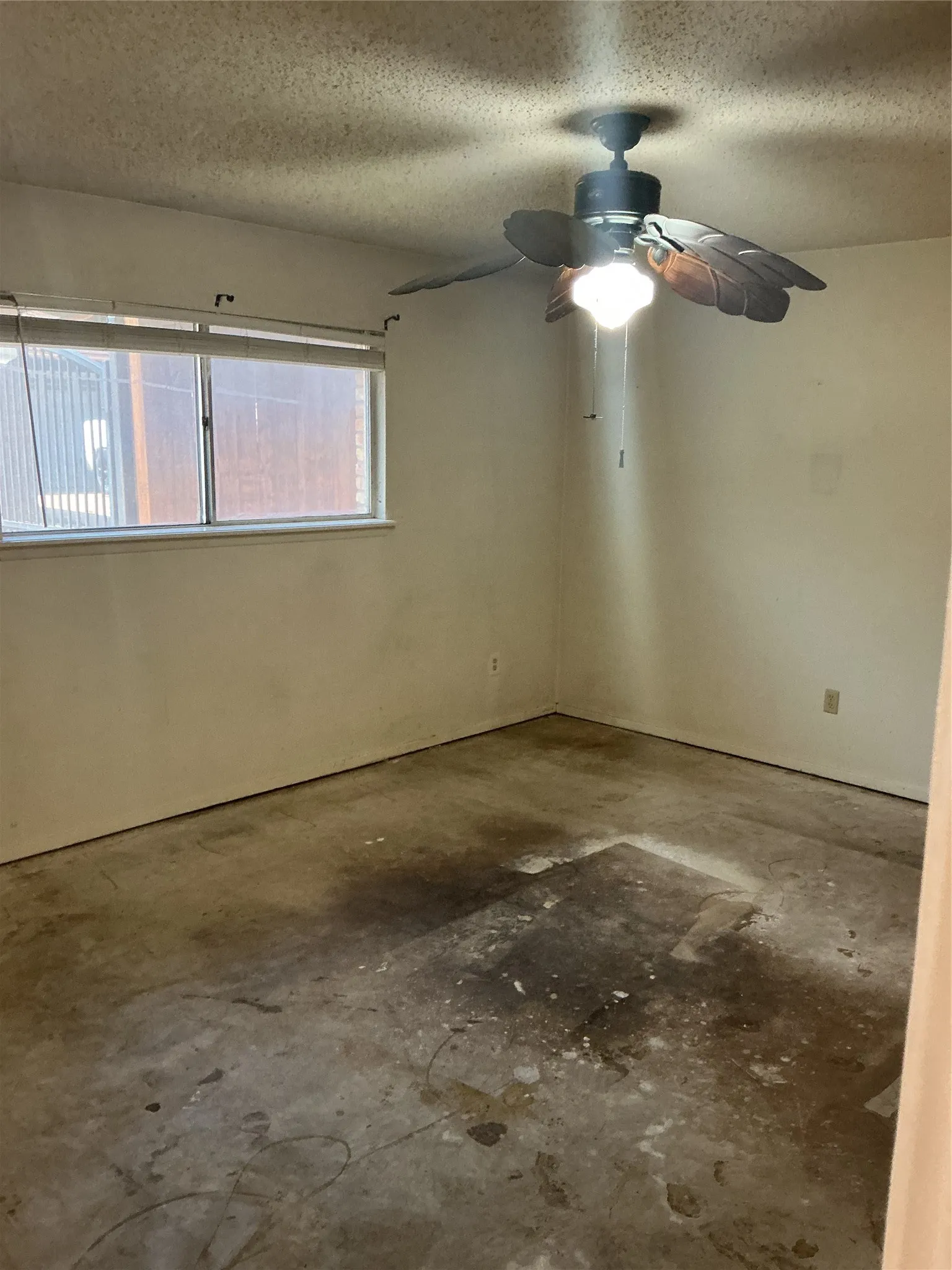 Single Family Residence For Sale in Johnson County , 724 Barbara Lane, Burleson, Texas 76028, 3 Bedroom, 2 Bathroom, 2 Garage spaces, 1,521 Sqft, built in 1976, mls#21342087, Real Estate Agent in Burleson, Homes For Sale in Johnson county, Homes For Sale in Burleson, Realtor in Burleson Texas, Real Estate Brokerage Independent Realty Texas, Luminita Cordes Realtor