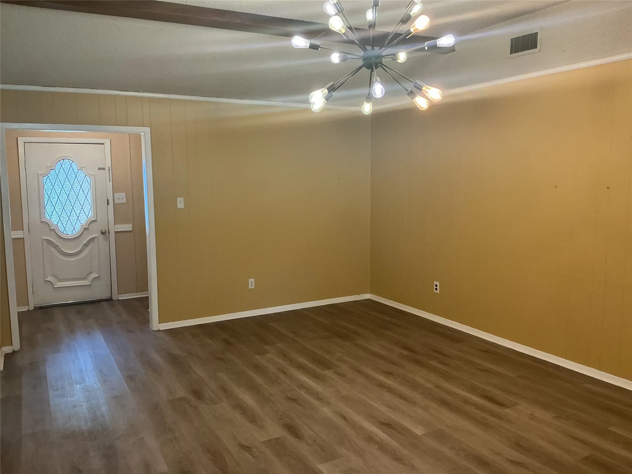 Single Family Residence For Sale in Johnson County , 724 Barbara Lane, Burleson, Texas 76028, 3 Bedroom, 2 Bathroom, 2 Garage spaces, 1,521 Sqft, built in 1976, mls#21342087, Real Estate Agent in Burleson, Homes For Sale in Johnson county, Homes For Sale in Burleson, Realtor in Burleson Texas, Real Estate Brokerage Independent Realty Texas, Luminita Cordes Realtor