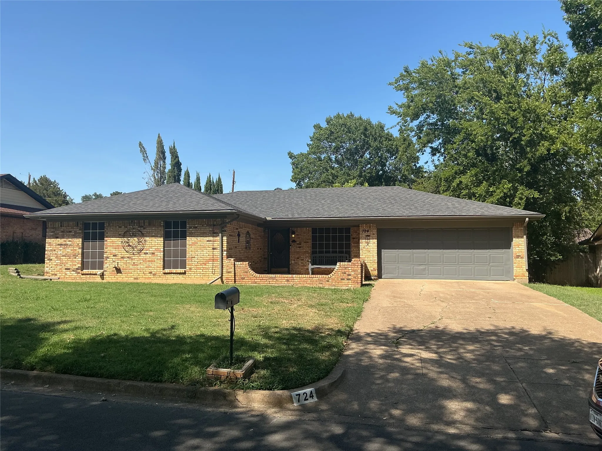 Single Family Residence For Sale in Johnson County , 724 Barbara Lane, Burleson, Texas 76028, 3 Bedroom, 2 Bathroom, 2 Garage spaces, 1,521 Sqft, built in 1976, mls#21342087, Real Estate Agent in Burleson, Homes For Sale in Johnson county, Homes For Sale in Burleson, Realtor in Burleson Texas, Real Estate Brokerage Independent Realty Texas, Luminita Cordes Realtor