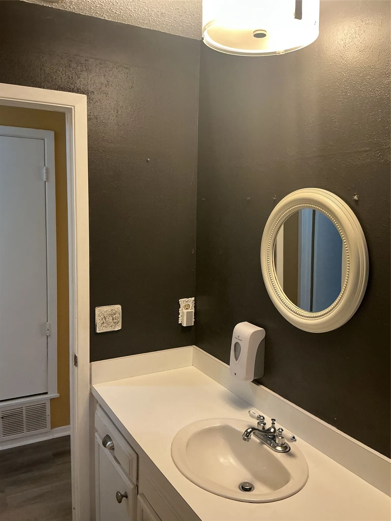 Single Family Residence For Sale in Johnson County , 724 Barbara Lane, Burleson, Texas 76028, 3 Bedroom, 2 Bathroom, 2 Garage spaces, 1,521 Sqft, built in 1976, mls#21342087, Real Estate Agent in Burleson, Homes For Sale in Johnson county, Homes For Sale in Burleson, Realtor in Burleson Texas, Real Estate Brokerage Independent Realty Texas, Luminita Cordes Realtor