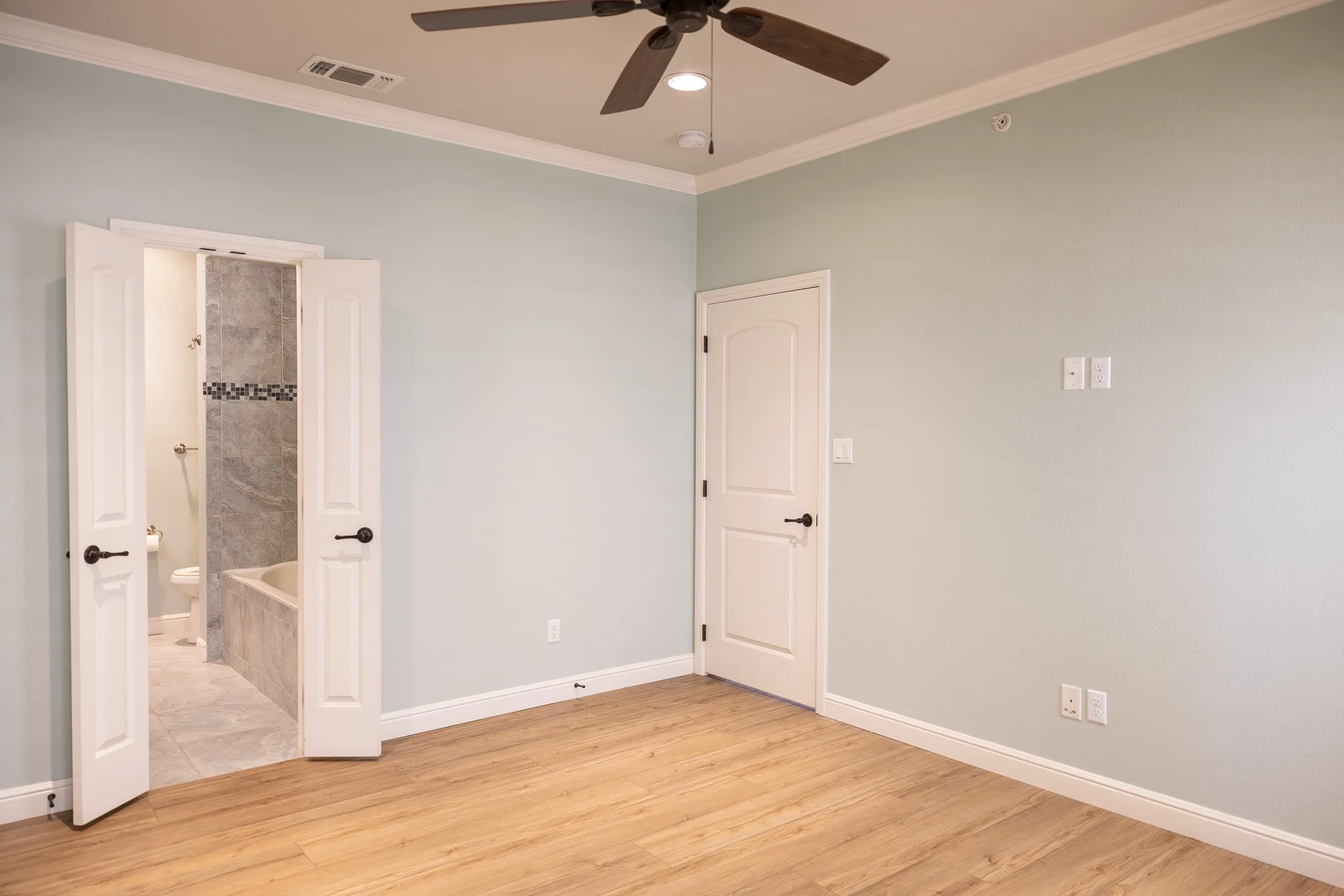 Condominium For Sale in Hood County , 401 E Pearl Street 2202, Granbury, Texas 76048, 3 Bedroom, 2 Bathroom, Garage spaces, 1,280 Sqft, built in 2012, mls#21341442, Real Estate Agent in Granbury, Homes For Sale in Hood county, Homes For Sale in Granbury, Realtor in Granbury Texas, Real Estate Brokerage Independent Realty Texas, Luminita Cordes Realtor