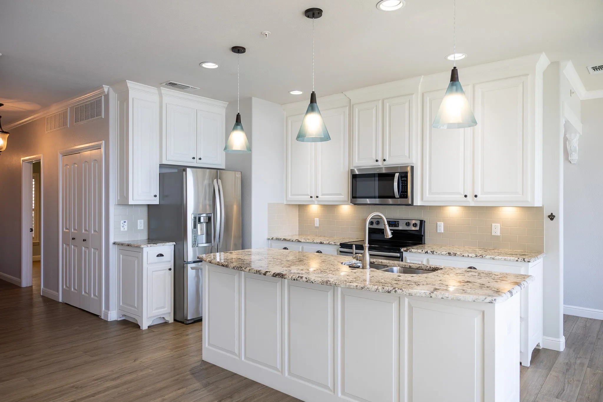 Condominium For Sale in Hood County , 401 E Pearl Street 2202, Granbury, Texas 76048, 3 Bedroom, 2 Bathroom, Garage spaces, 1,280 Sqft, built in 2012, mls#21341442, Real Estate Agent in Granbury, Homes For Sale in Hood county, Homes For Sale in Granbury, Realtor in Granbury Texas, Real Estate Brokerage Independent Realty Texas, Luminita Cordes Realtor