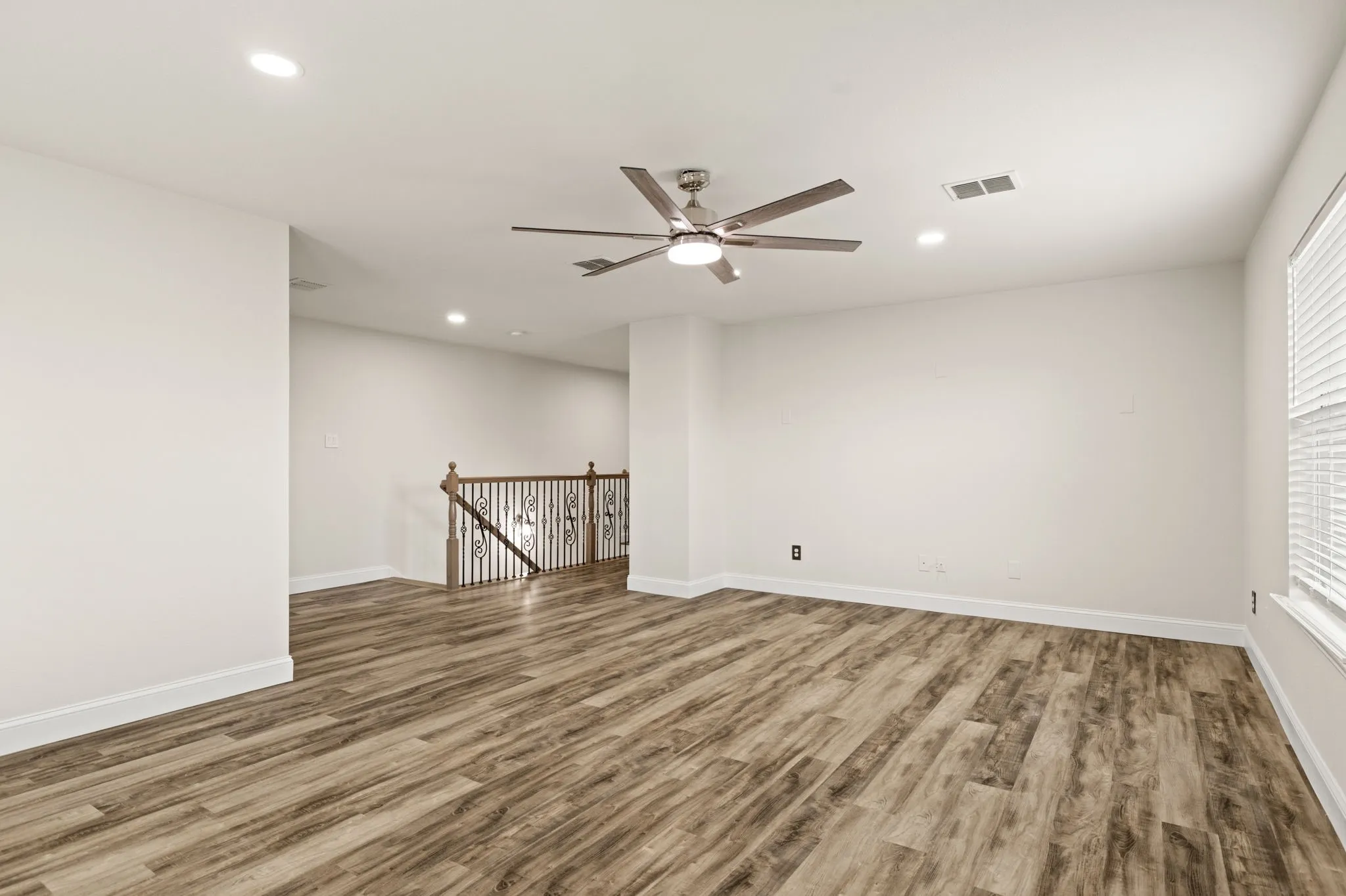 Single Family Residence For Sale in Denton County , 1937 Bradford Pear Square, Little Elm, Texas 75068, 5 Bedroom, 3 Bathroom, 2 Garage spaces, 3,222 Sqft, built in 2005, mls#21342089, Real Estate Agent in Little Elm, Homes For Sale in Denton county, Homes For Sale in Little Elm, Realtor in Little Elm Texas, Real Estate Brokerage Independent Realty Texas, Luminita Cordes Realtor