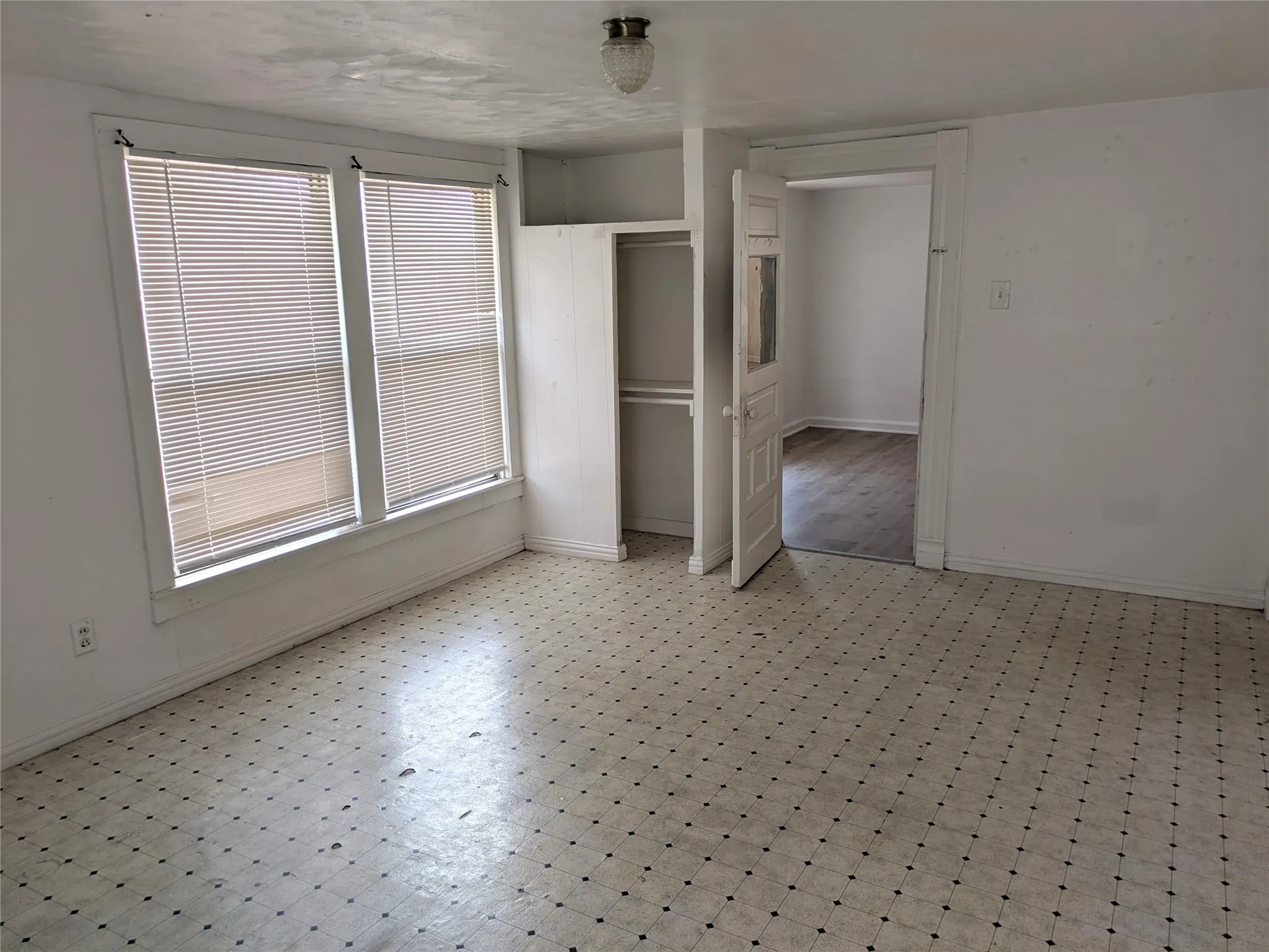 Single Family Residence For Sale in Denton County , 411 S Bradshaw Street, Denton, Texas 76205, 3 Bedroom, 1 Bathroom, Garage spaces, 1,056 Sqft, built in 1959, mls#21338355, Real Estate Agent in Denton, Homes For Sale in Denton county, Homes For Sale in Denton, Realtor in Denton Texas, Real Estate Brokerage Independent Realty Texas, Luminita Cordes Realtor