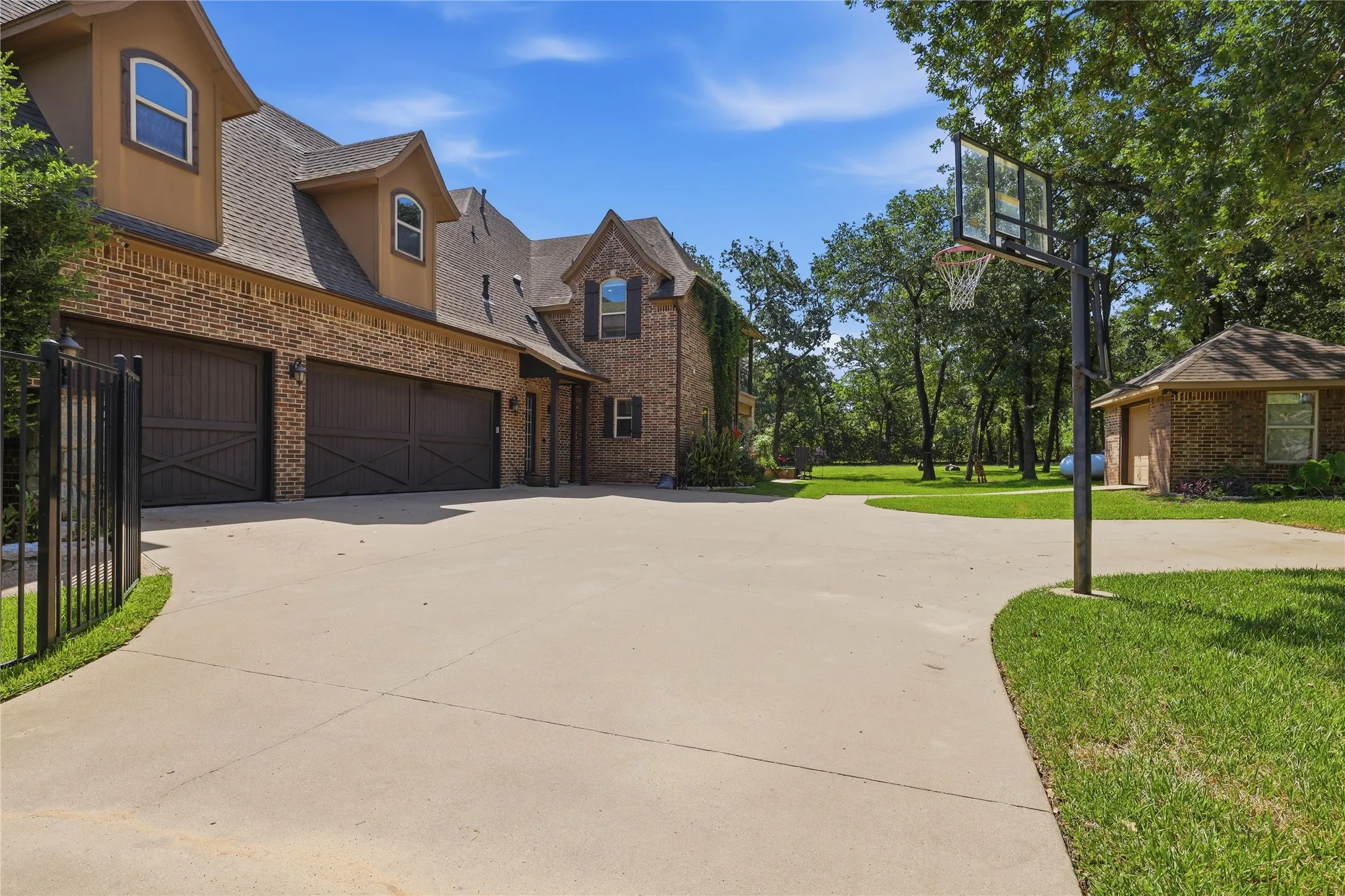 Single Family Residence For Sale in Johnson County , 8220 Plum Creek Trail, Burleson, Texas 76028, 4 Bedroom, 4 Bathroom, 3 Garage spaces, 4,637 Sqft, built in 2005, mls#21336154, Real Estate Agent in Burleson, Homes For Sale in Johnson county, Homes For Sale in Burleson, Realtor in Burleson Texas, Real Estate Brokerage Independent Realty Texas, Luminita Cordes Realtor