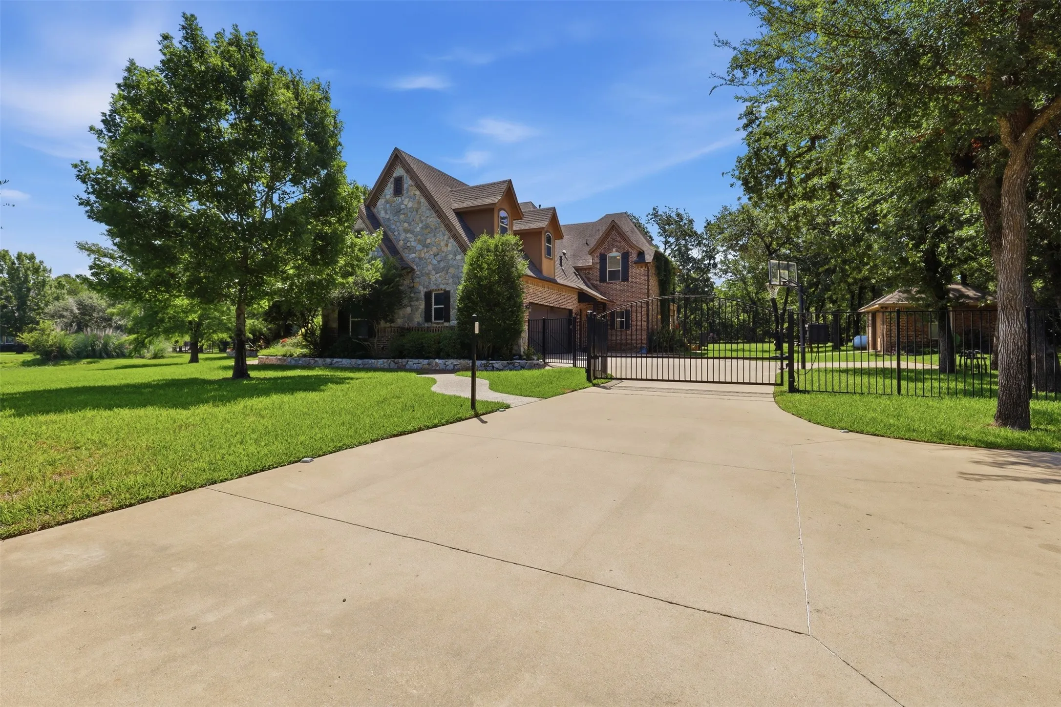 Single Family Residence For Sale in Johnson County , 8220 Plum Creek Trail, Burleson, Texas 76028, 4 Bedroom, 4 Bathroom, 3 Garage spaces, 4,637 Sqft, built in 2005, mls#21336154, Real Estate Agent in Burleson, Homes For Sale in Johnson county, Homes For Sale in Burleson, Realtor in Burleson Texas, Real Estate Brokerage Independent Realty Texas, Luminita Cordes Realtor