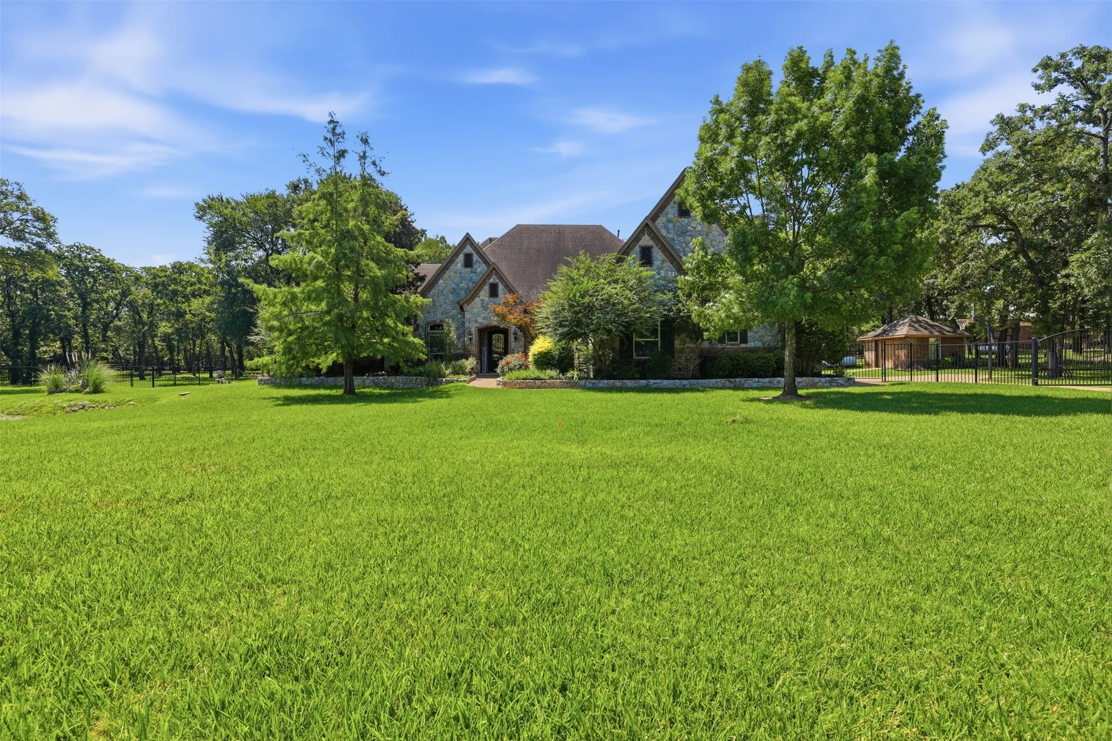 Single Family Residence For Sale in Johnson County , 8220 Plum Creek Trail, Burleson, Texas 76028, 4 Bedroom, 4 Bathroom, 3 Garage spaces, 4,637 Sqft, built in 2005, mls#21336154, Real Estate Agent in Burleson, Homes For Sale in Johnson county, Homes For Sale in Burleson, Realtor in Burleson Texas, Real Estate Brokerage Independent Realty Texas, Luminita Cordes Realtor