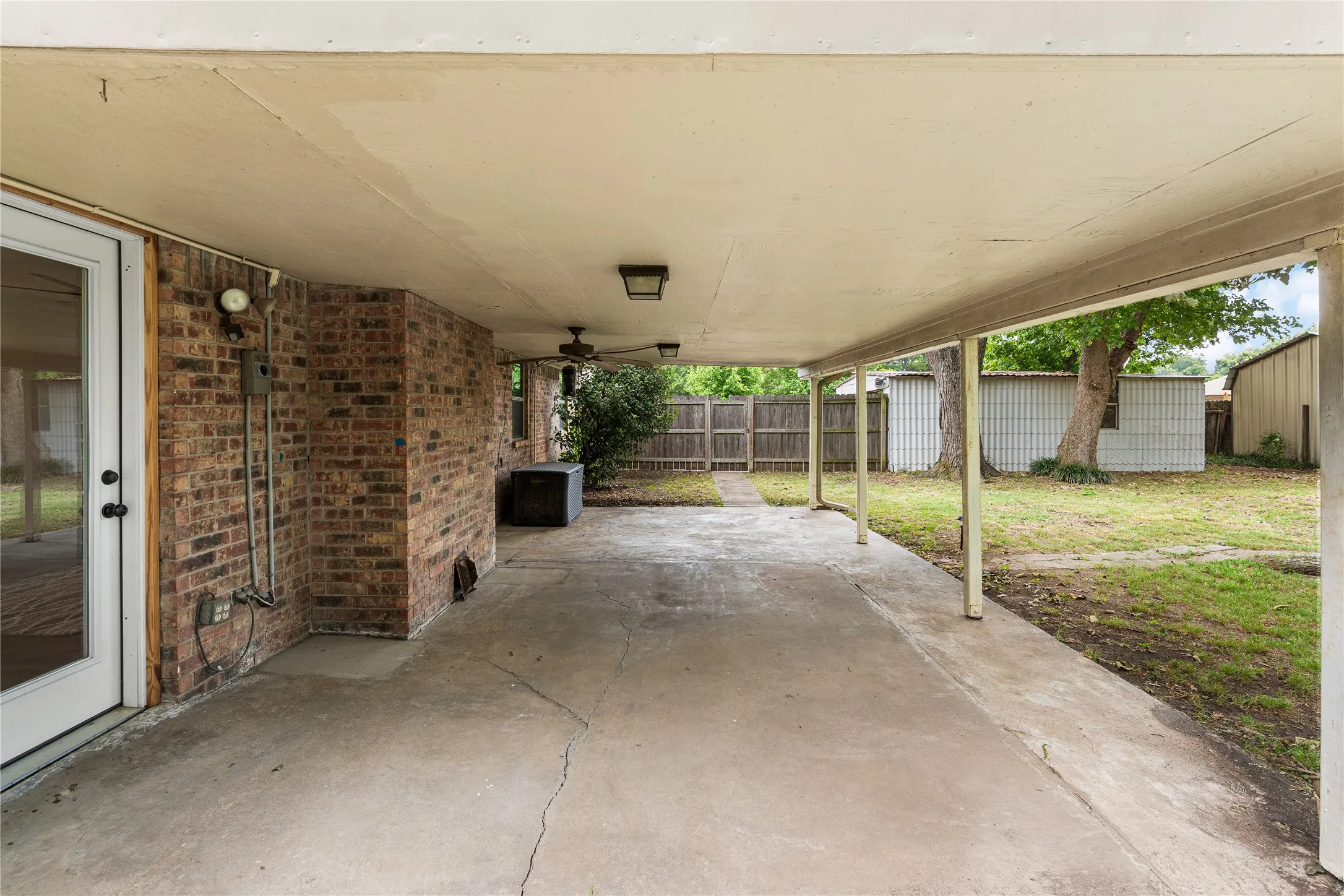 Single Family Residence For Sale in Cooke County , 2018 Ashland Street, Gainesville, Texas 76240, 3 Bedroom, 2 Bathroom, 2 Garage spaces, 1,452 Sqft, built in 1979, Price $269,000, mls#21337490, Real Estate Agent in Gainesville, Homes For Sale in Cooke county, Homes For Sale in Gainesville, Realtor in Gainesville Texas, Real Estate Brokerage Independent Realty Texas, Luminita Cordes Realtor