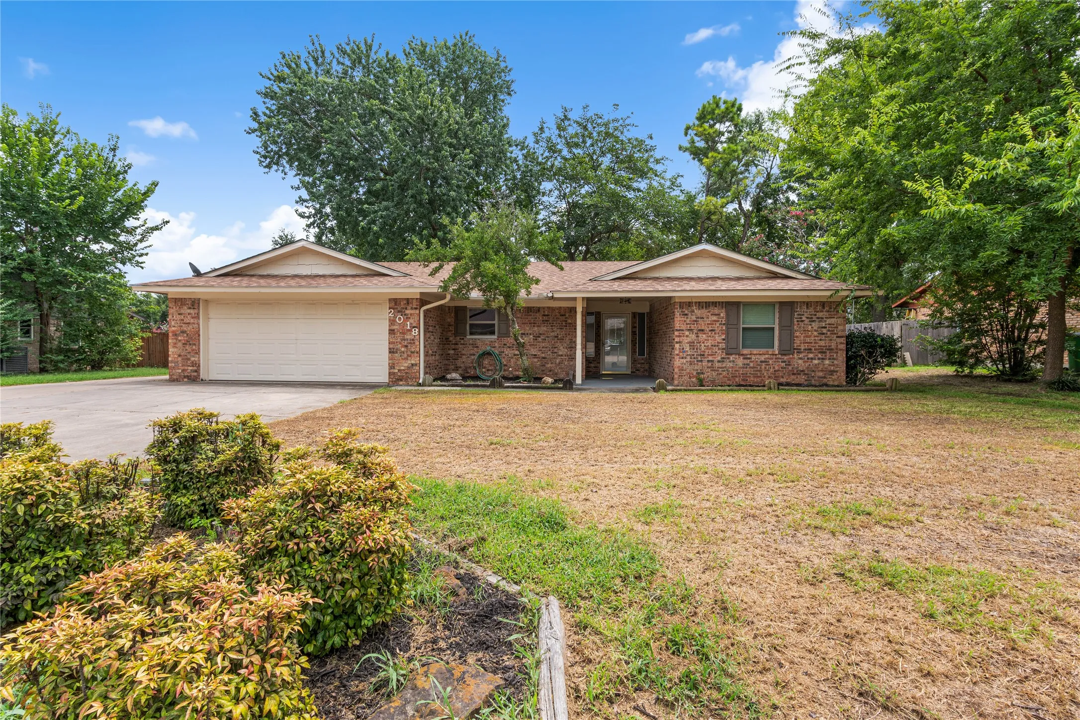 Single Family Residence For Sale in Cooke County , 2018 Ashland Street, Gainesville, Texas 76240, 3 Bedroom, 2 Bathroom, 2 Garage spaces, 1,452 Sqft, built in 1979, Price $269,000, mls#21337490, Real Estate Agent in Gainesville, Homes For Sale in Cooke county, Homes For Sale in Gainesville, Realtor in Gainesville Texas, Real Estate Brokerage Independent Realty Texas, Luminita Cordes Realtor