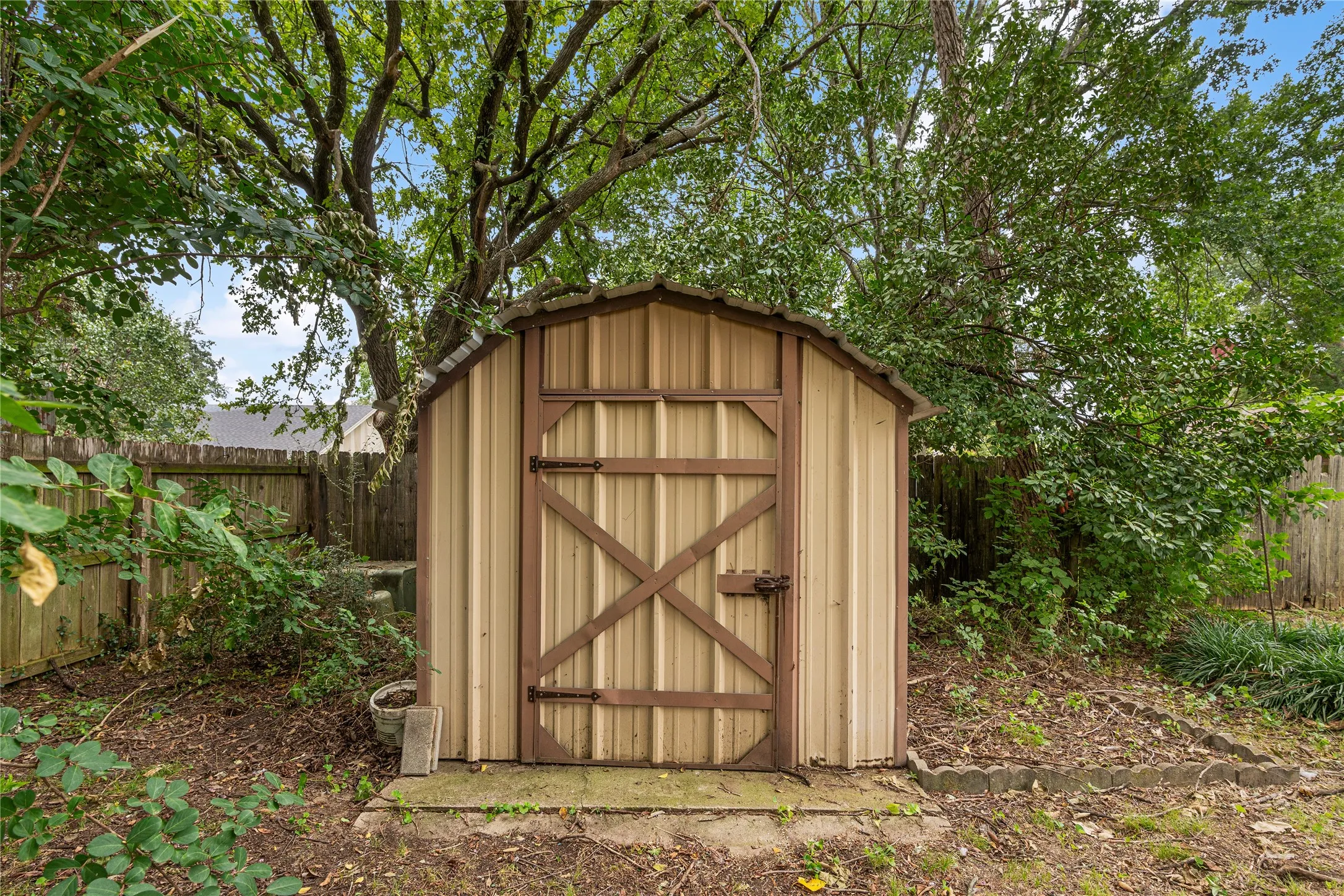 Single Family Residence For Sale in Cooke County , 2018 Ashland Street, Gainesville, Texas 76240, 3 Bedroom, 2 Bathroom, 2 Garage spaces, 1,452 Sqft, built in 1979, Price $269,000, mls#21337490, Real Estate Agent in Gainesville, Homes For Sale in Cooke county, Homes For Sale in Gainesville, Realtor in Gainesville Texas, Real Estate Brokerage Independent Realty Texas, Luminita Cordes Realtor