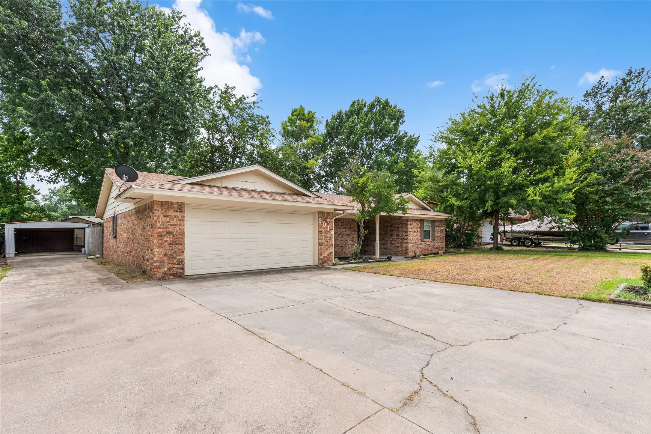 Single Family Residence For Sale in Cooke County , 2018 Ashland Street, Gainesville, Texas 76240, 3 Bedroom, 2 Bathroom, 2 Garage spaces, 1,452 Sqft, built in 1979, Price $269,000, mls#21337490, Real Estate Agent in Gainesville, Homes For Sale in Cooke county, Homes For Sale in Gainesville, Realtor in Gainesville Texas, Real Estate Brokerage Independent Realty Texas, Luminita Cordes Realtor