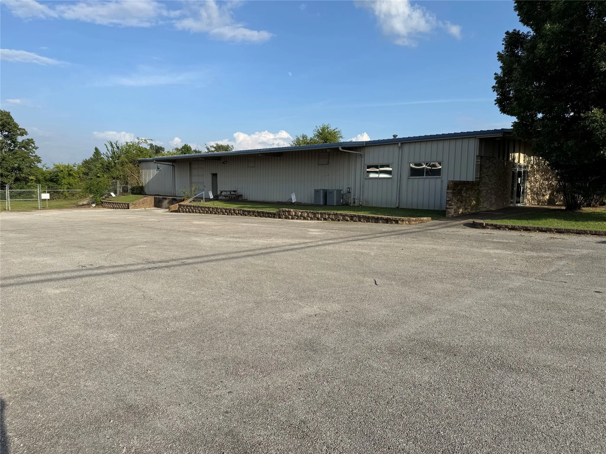 Business For Rent in Smith County , 3401 N Northeast Loop 323, Tyler, Texas 75708, 0, 0, Garage spaces, 0 Sqft, built in 1965, Price $6,900, mls#21342058, Real Estate Agent in Tyler, Homes For Rent in Smith county, Homes For Rent in Tyler, Realtor in Tyler Texas, Real Estate Brokerage Independent Realty Texas, Luminita Cordes Realtor