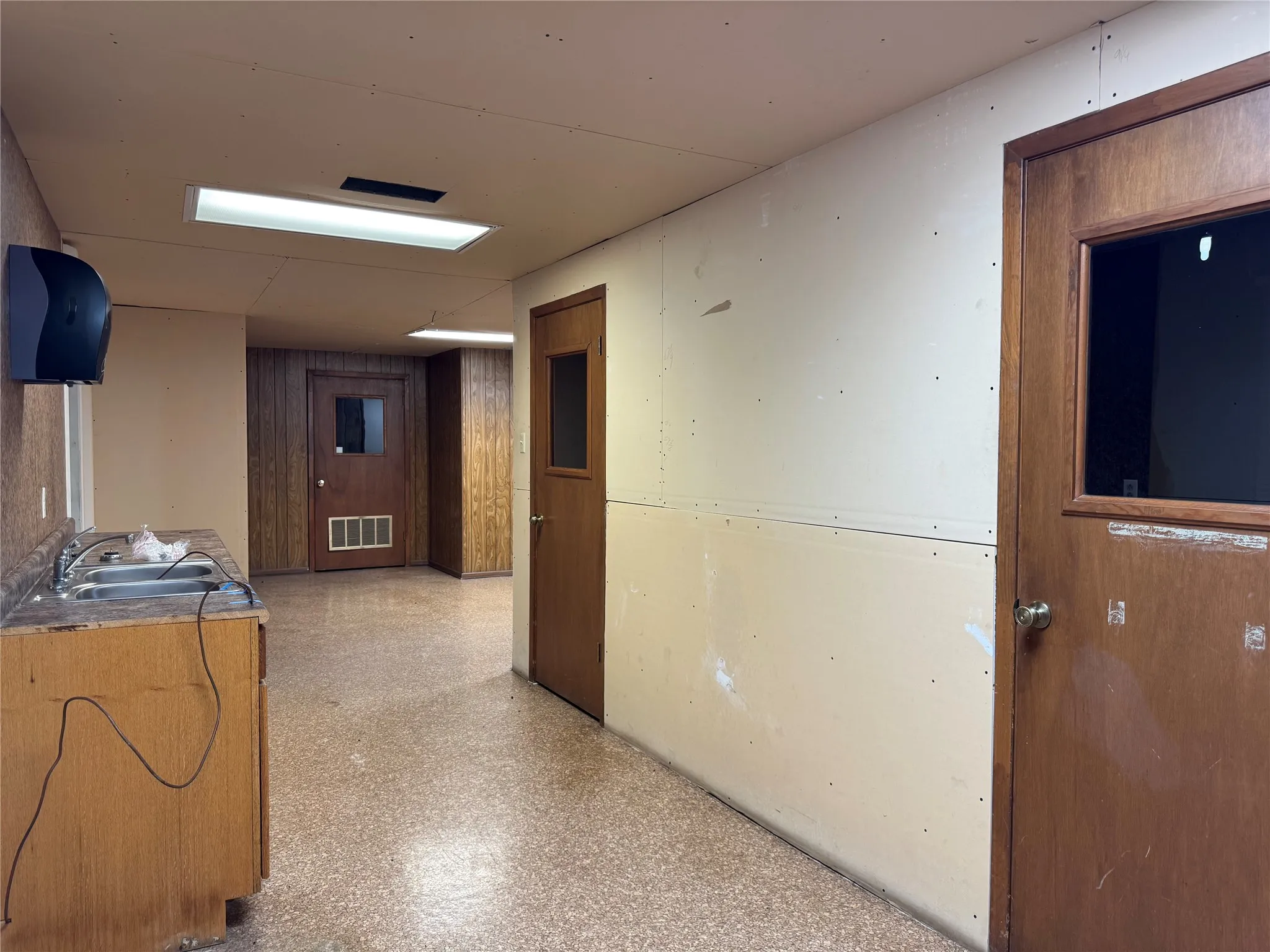 Business For Rent in Smith County , 3401 N Northeast Loop 323, Tyler, Texas 75708, 0, 0, Garage spaces, 0 Sqft, built in 1965, Price $6,900, mls#21342058, Real Estate Agent in Tyler, Homes For Rent in Smith county, Homes For Rent in Tyler, Realtor in Tyler Texas, Real Estate Brokerage Independent Realty Texas, Luminita Cordes Realtor