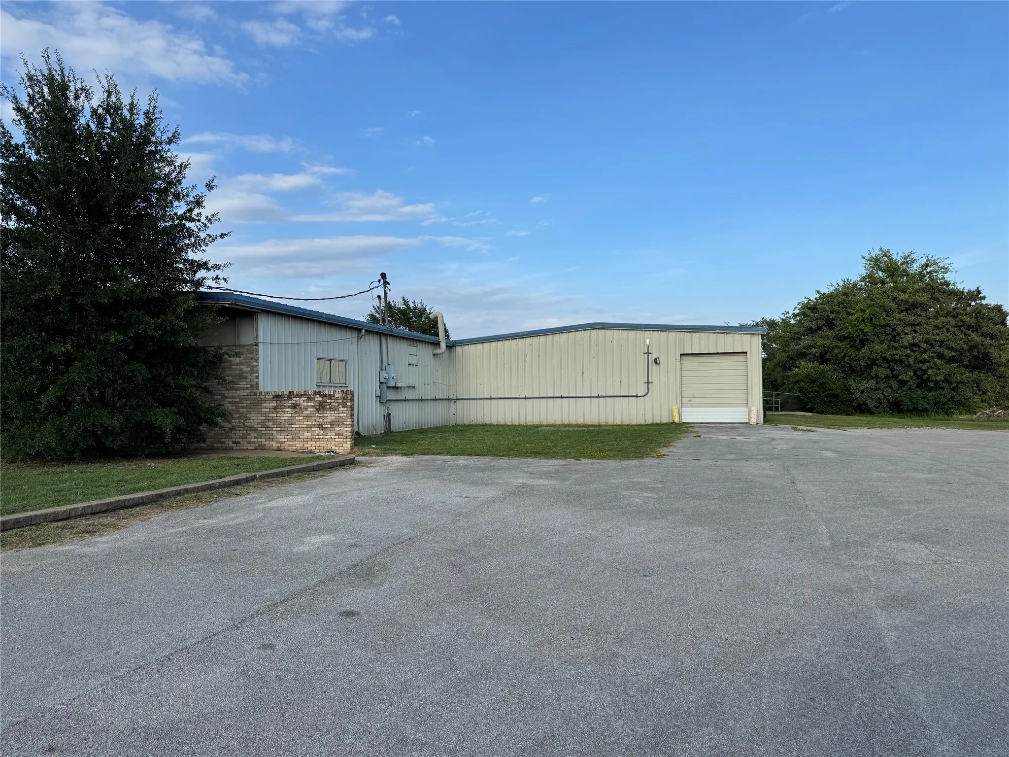 Business For Rent in Smith County , 3401 N Northeast Loop 323, Tyler, Texas 75708, 0, 0, Garage spaces, 0 Sqft, built in 1965, Price $6,900, mls#21342058, Real Estate Agent in Tyler, Homes For Rent in Smith county, Homes For Rent in Tyler, Realtor in Tyler Texas, Real Estate Brokerage Independent Realty Texas, Luminita Cordes Realtor