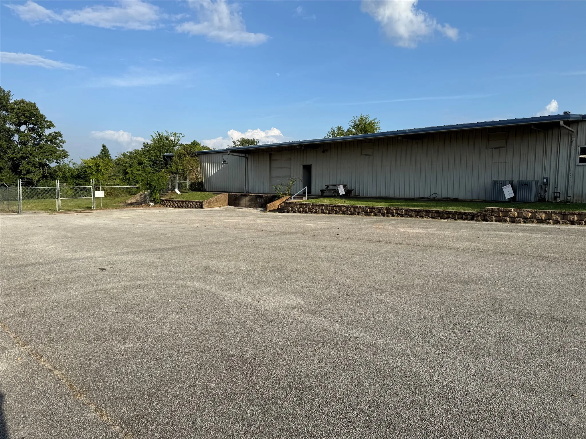 Business For Rent in Smith County , 3401 N Northeast Loop 323, Tyler, Texas 75708, 0, 0, Garage spaces, 0 Sqft, built in 1965, Price $6,900, mls#21342058, Real Estate Agent in Tyler, Homes For Rent in Smith county, Homes For Rent in Tyler, Realtor in Tyler Texas, Real Estate Brokerage Independent Realty Texas, Luminita Cordes Realtor