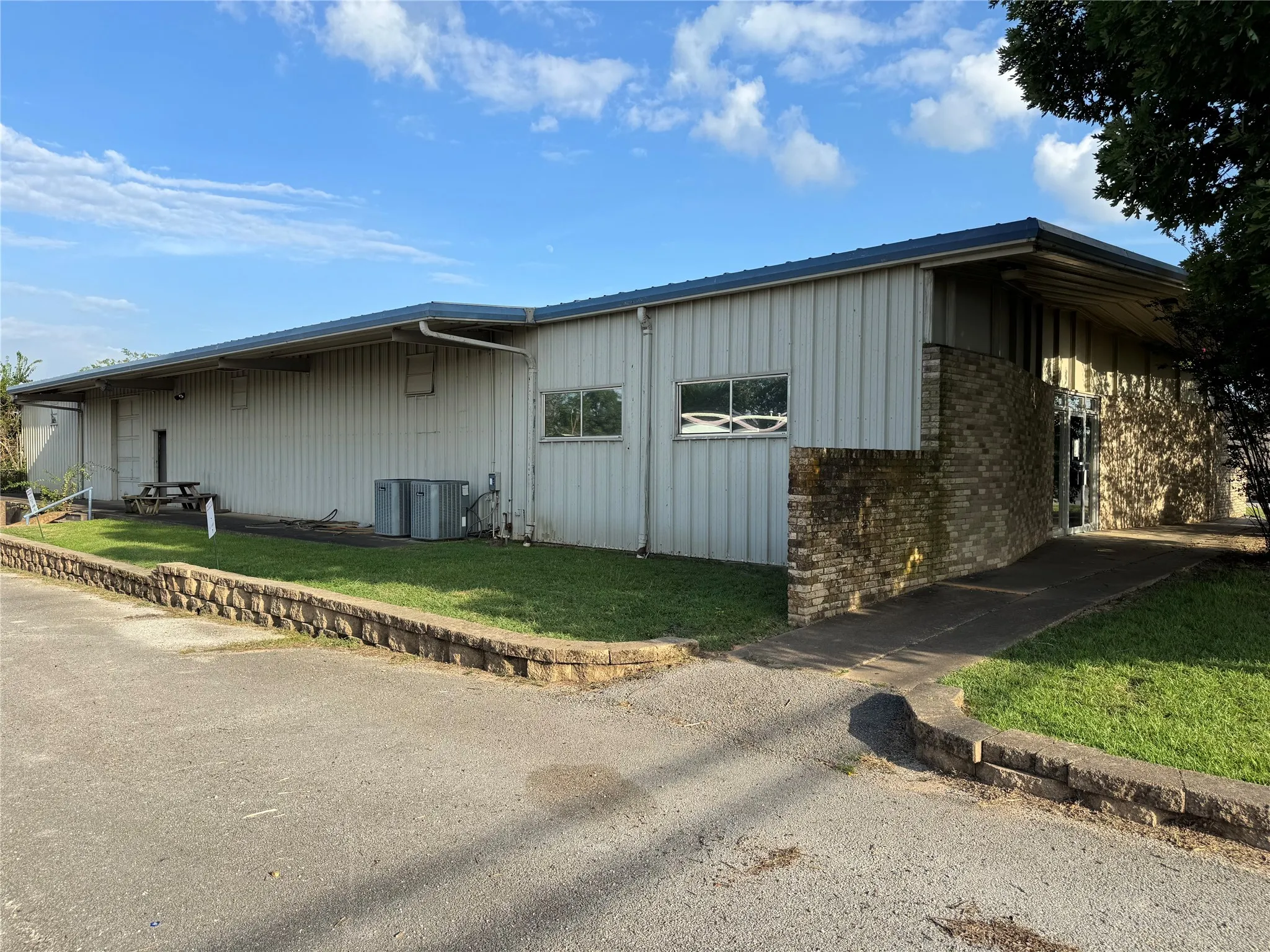 Business For Rent in Smith County , 3401 N Northeast Loop 323, Tyler, Texas 75708, 0, 0, Garage spaces, 0 Sqft, built in 1965, Price $6,900, mls#21342058, Real Estate Agent in Tyler, Homes For Rent in Smith county, Homes For Rent in Tyler, Realtor in Tyler Texas, Real Estate Brokerage Independent Realty Texas, Luminita Cordes Realtor