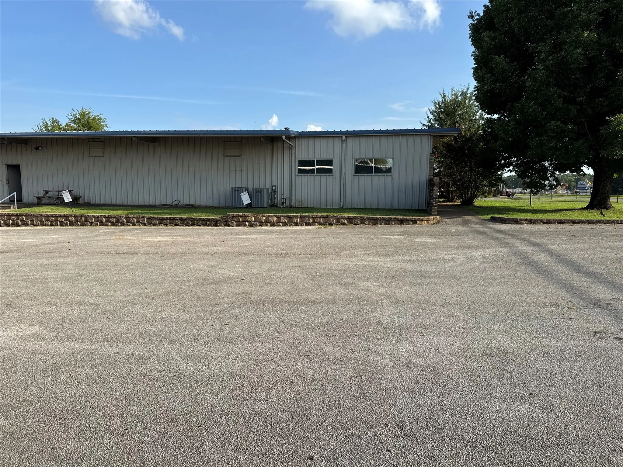 Business For Rent in Smith County , 3401 N Northeast Loop 323, Tyler, Texas 75708, 0, 0, Garage spaces, 0 Sqft, built in 1965, Price $6,900, mls#21342058, Real Estate Agent in Tyler, Homes For Rent in Smith county, Homes For Rent in Tyler, Realtor in Tyler Texas, Real Estate Brokerage Independent Realty Texas, Luminita Cordes Realtor