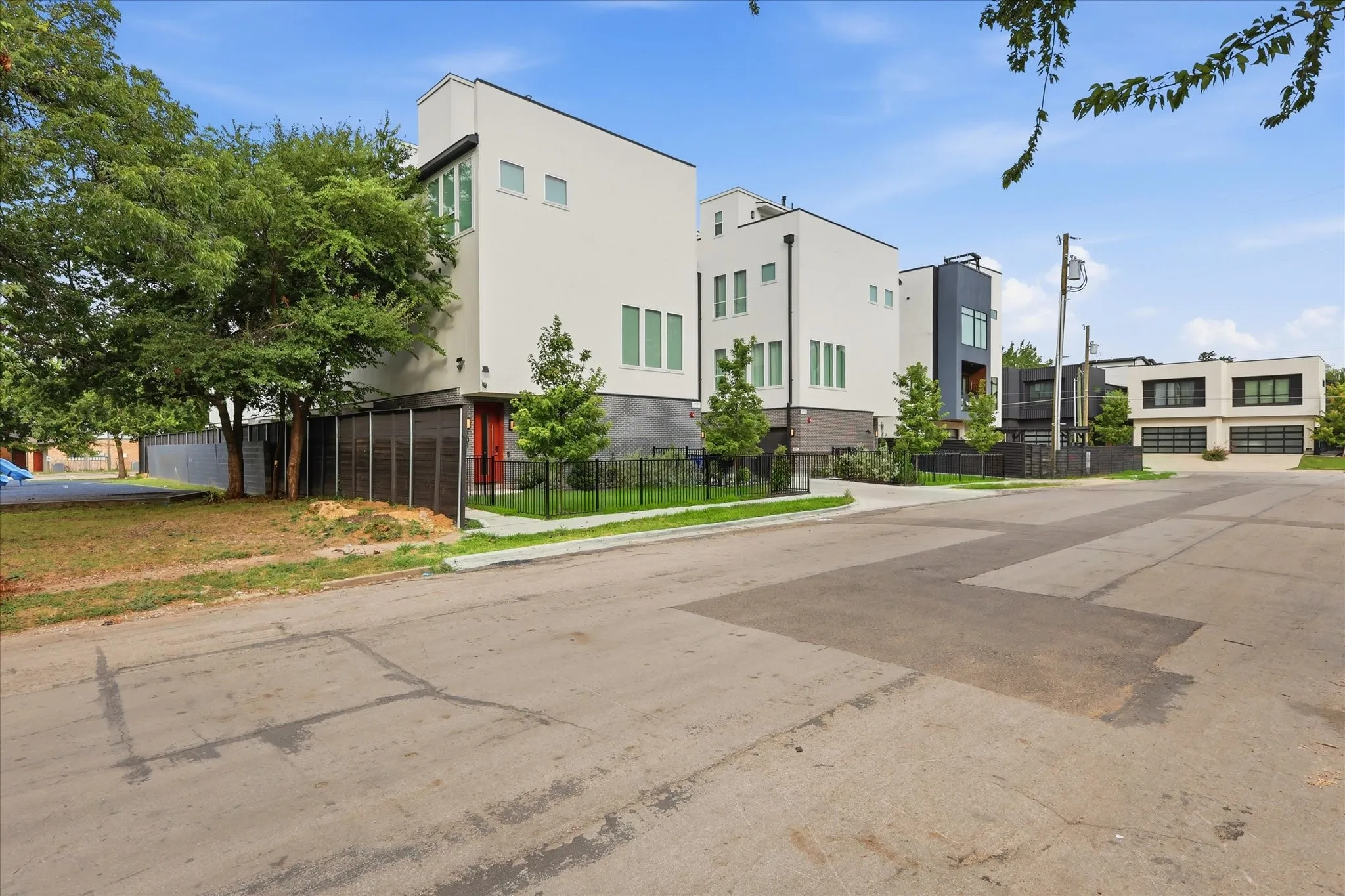 Townhouse For Rent in Dallas County , 2015 California Drive 105, Dallas, Texas 75204, 2 Bedroom, 4 Bathroom, 2 Garage spaces, 1,647 Sqft, built in 2024, mls#21342094, Real Estate Agent in Dallas, Homes For Rent in Dallas county, Homes For Rent in Dallas, Realtor in Dallas Texas, Real Estate Brokerage Independent Realty Texas, Luminita Cordes Realtor