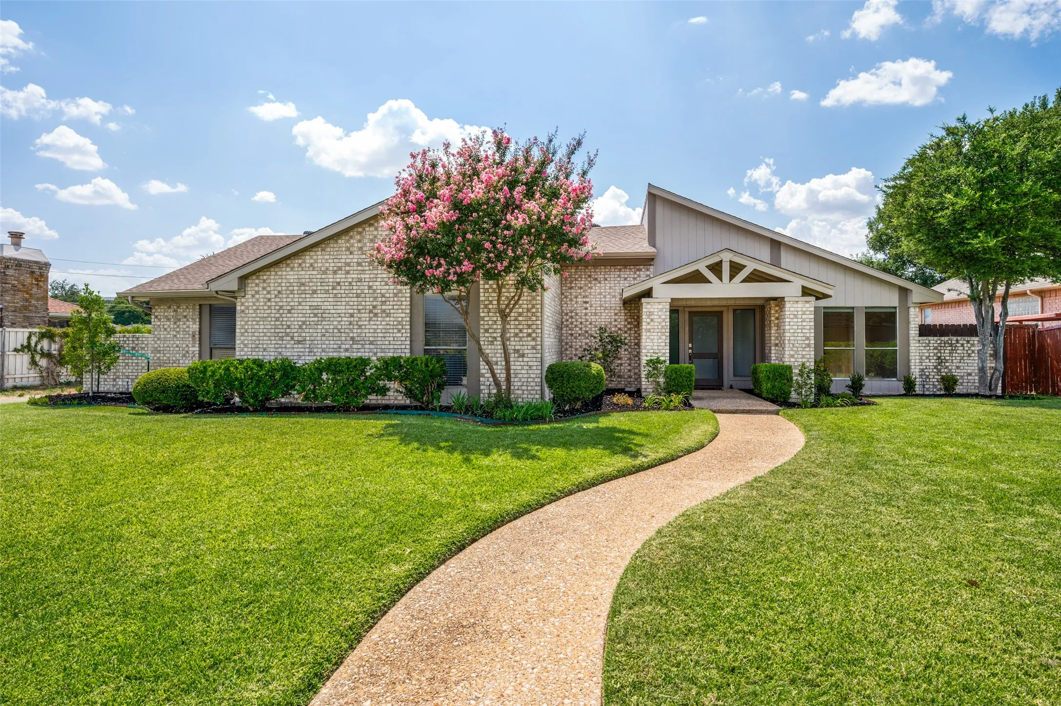Single Family Residence For Sale in Collin County , 2005 Stain Glass Drive, Plano, Texas 75075, 3 Bedroom, 2 Bathroom, 2 Garage spaces, 2,051 Sqft, built in 1980, mls#21339512, Real Estate Agent in Plano, Homes For Sale in Collin county, Homes For Sale in Plano, Realtor in Plano Texas, Real Estate Brokerage Independent Realty Texas, Luminita Cordes Realtor