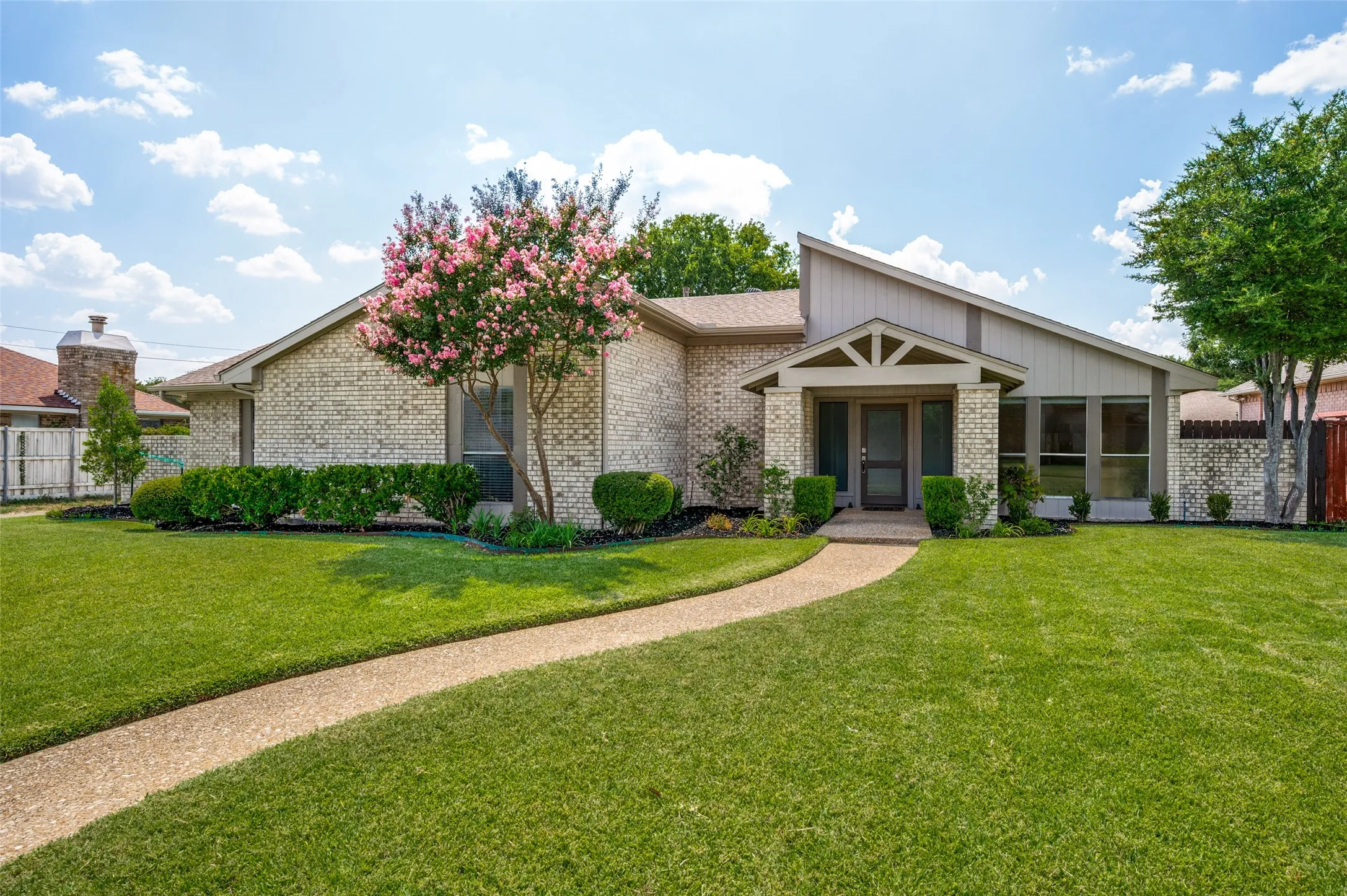 Single Family Residence For Sale in Collin County , 2005 Stain Glass Drive, Plano, Texas 75075, 3 Bedroom, 2 Bathroom, 2 Garage spaces, 2,051 Sqft, built in 1980, mls#21339512, Real Estate Agent in Plano, Homes For Sale in Collin county, Homes For Sale in Plano, Realtor in Plano Texas, Real Estate Brokerage Independent Realty Texas, Luminita Cordes Realtor