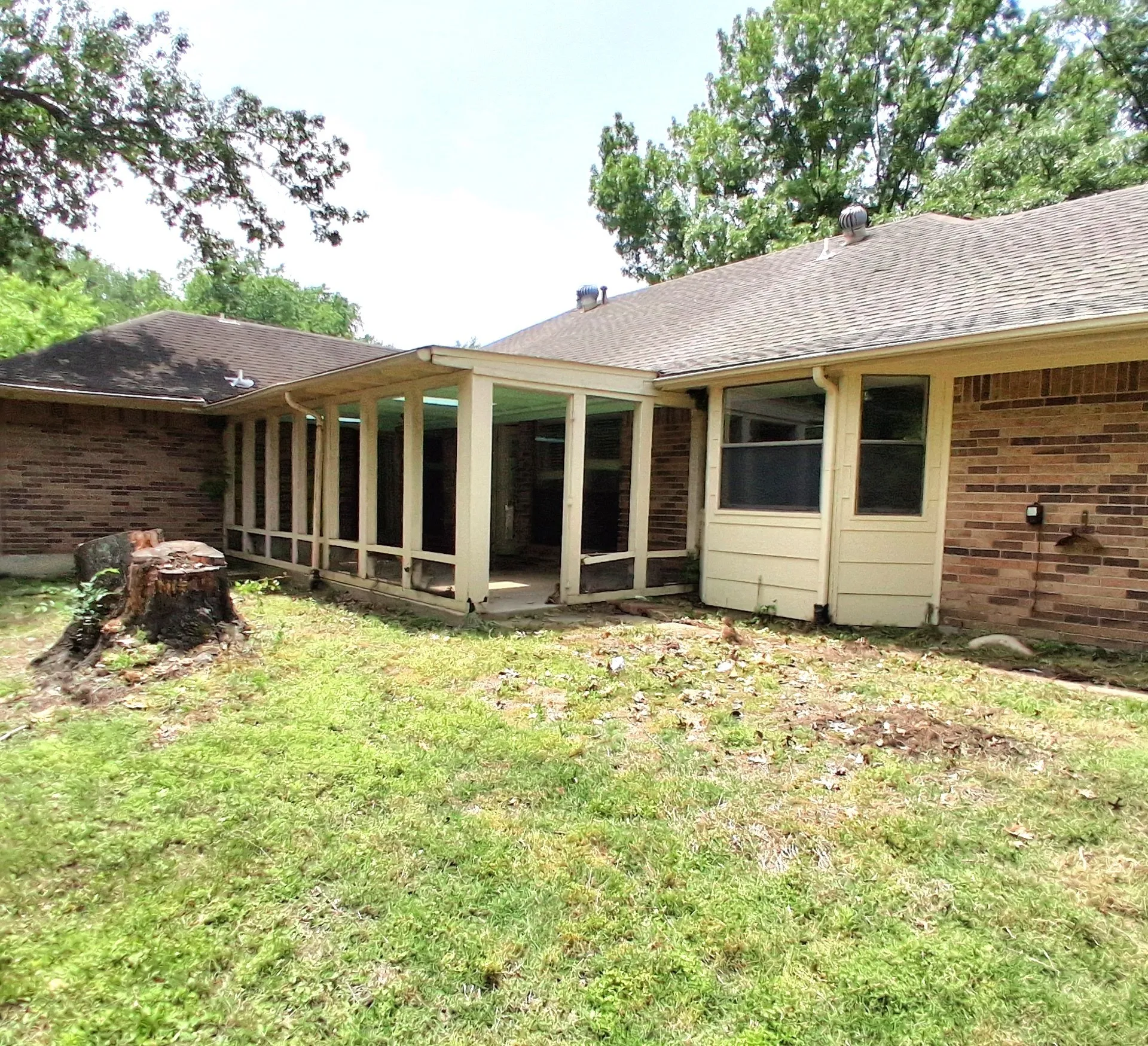 Single Family Residence For Sale in Hunt County , 319 Jamie Way, Greenville, Texas 75402, 4 Bedroom, 2 Bathroom, 2 Garage spaces, 2,217 Sqft, built in 1983, mls#21338252, Real Estate Agent in Greenville, Homes For Sale in Hunt county, Homes For Sale in Greenville, Realtor in Greenville Texas, Real Estate Brokerage Independent Realty Texas, Luminita Cordes Realtor
