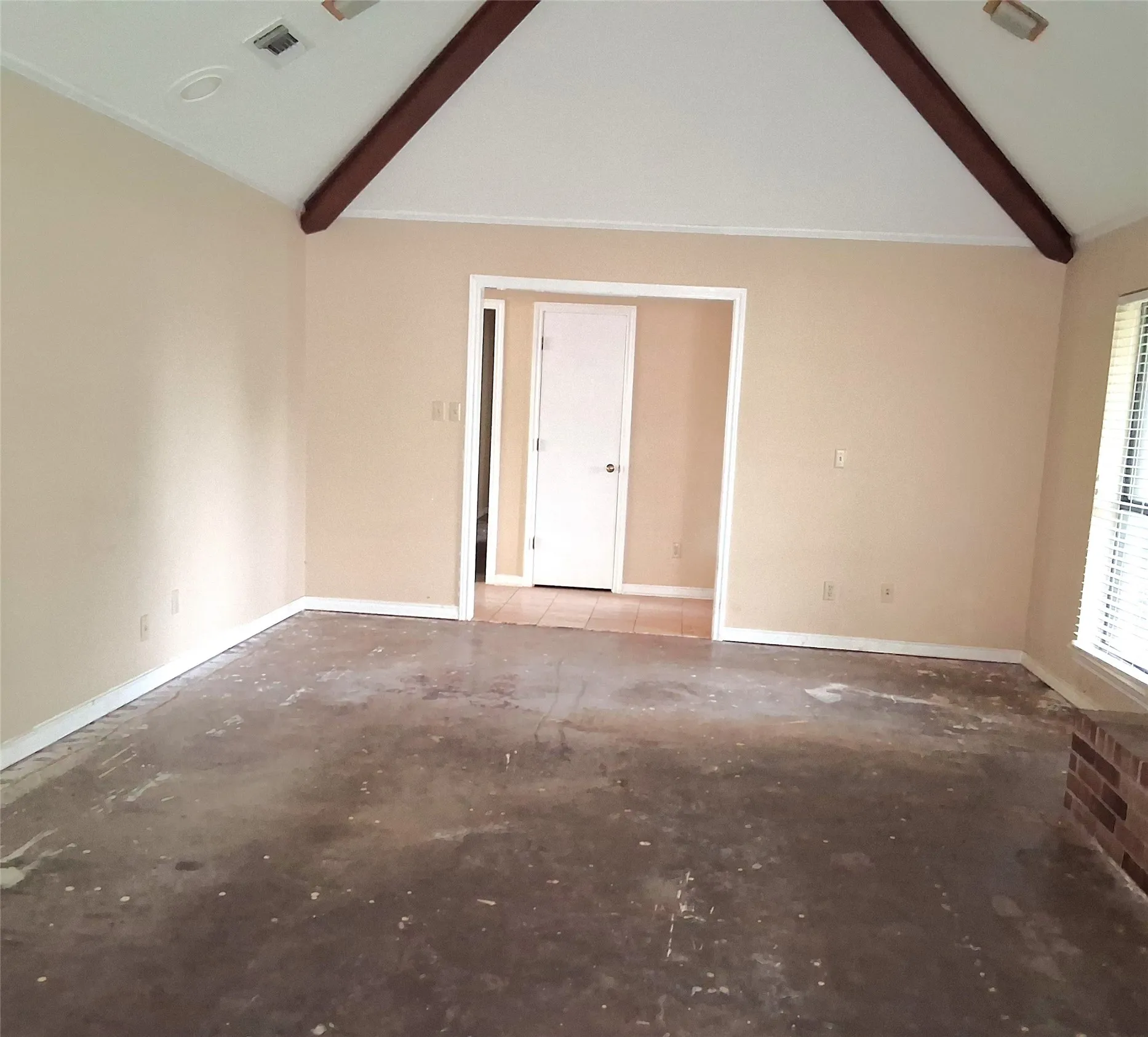 Single Family Residence For Sale in Hunt County , 319 Jamie Way, Greenville, Texas 75402, 4 Bedroom, 2 Bathroom, 2 Garage spaces, 2,217 Sqft, built in 1983, mls#21338252, Real Estate Agent in Greenville, Homes For Sale in Hunt county, Homes For Sale in Greenville, Realtor in Greenville Texas, Real Estate Brokerage Independent Realty Texas, Luminita Cordes Realtor