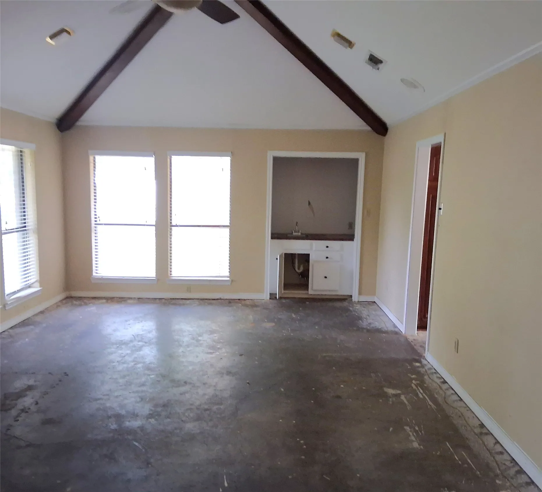 Single Family Residence For Sale in Hunt County , 319 Jamie Way, Greenville, Texas 75402, 4 Bedroom, 2 Bathroom, 2 Garage spaces, 2,217 Sqft, built in 1983, mls#21338252, Real Estate Agent in Greenville, Homes For Sale in Hunt county, Homes For Sale in Greenville, Realtor in Greenville Texas, Real Estate Brokerage Independent Realty Texas, Luminita Cordes Realtor