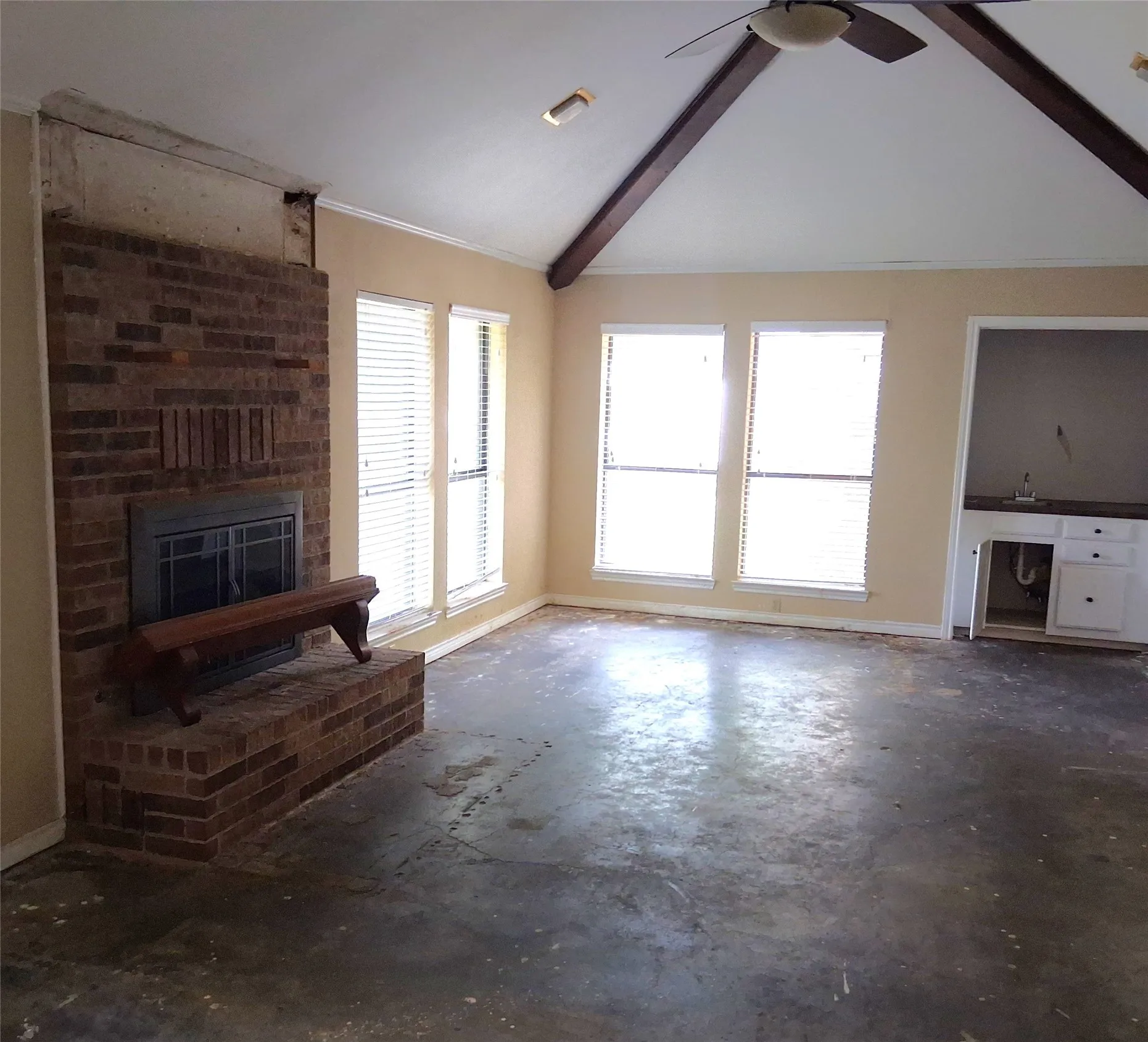 Single Family Residence For Sale in Hunt County , 319 Jamie Way, Greenville, Texas 75402, 4 Bedroom, 2 Bathroom, 2 Garage spaces, 2,217 Sqft, built in 1983, mls#21338252, Real Estate Agent in Greenville, Homes For Sale in Hunt county, Homes For Sale in Greenville, Realtor in Greenville Texas, Real Estate Brokerage Independent Realty Texas, Luminita Cordes Realtor
