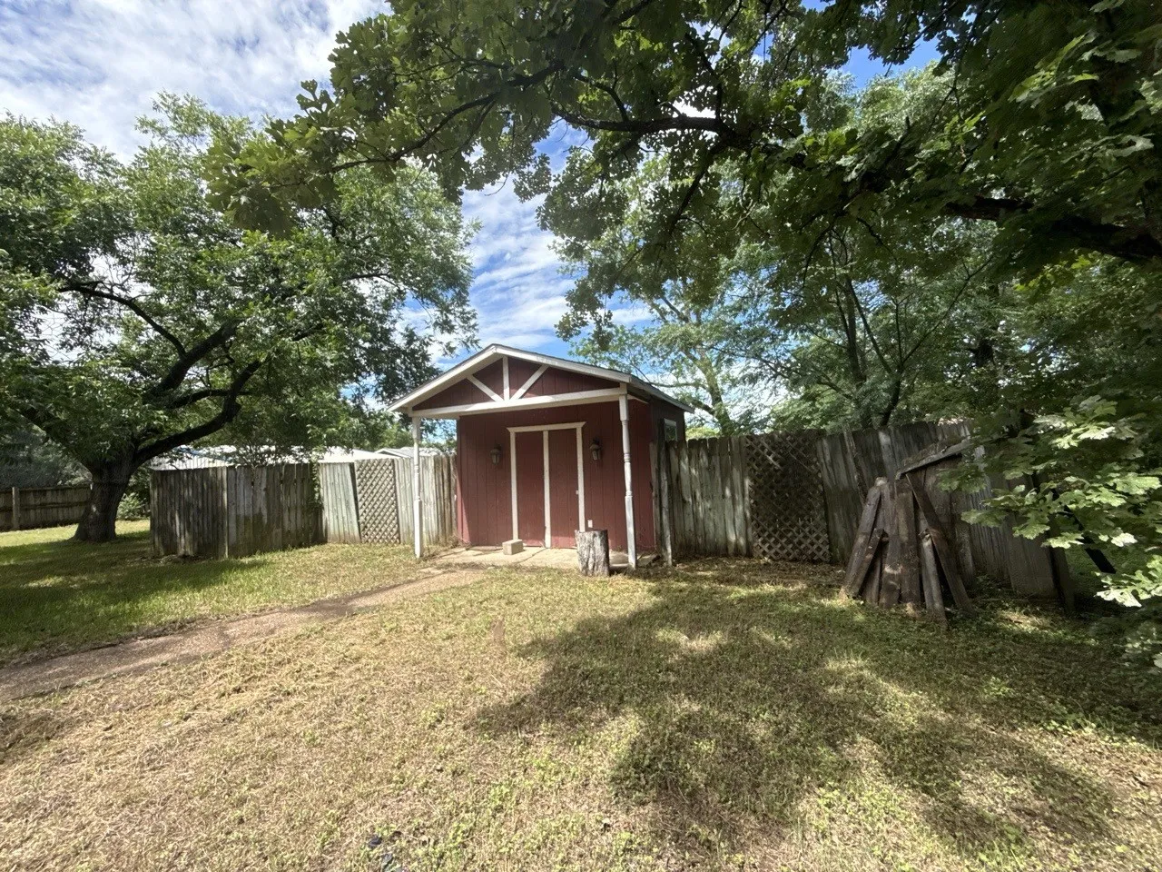 Single Family Residence For Sale in Navarro County , 500 2nd Street, Kerens, Texas 75144, 5 Bedroom, 2 Bathroom, Garage spaces, 2,882 Sqft, built in 1920, mls#21337199, Real Estate Agent in Kerens, Homes For Sale in Navarro county, Homes For Sale in Kerens, Realtor in Kerens Texas, Real Estate Brokerage Independent Realty Texas, Luminita Cordes Realtor