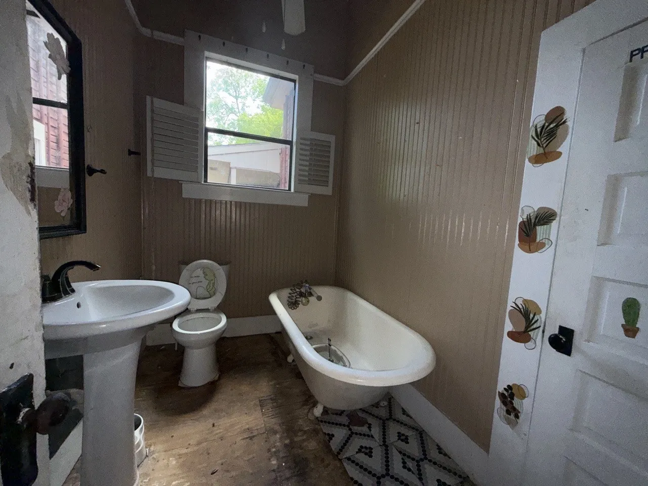Single Family Residence For Sale in Navarro County , 500 2nd Street, Kerens, Texas 75144, 5 Bedroom, 2 Bathroom, Garage spaces, 2,882 Sqft, built in 1920, mls#21337199, Real Estate Agent in Kerens, Homes For Sale in Navarro county, Homes For Sale in Kerens, Realtor in Kerens Texas, Real Estate Brokerage Independent Realty Texas, Luminita Cordes Realtor