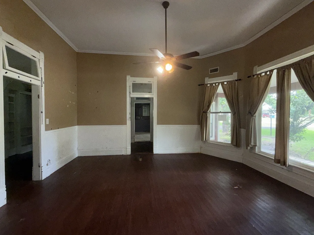 Single Family Residence For Sale in Navarro County , 500 2nd Street, Kerens, Texas 75144, 5 Bedroom, 2 Bathroom, Garage spaces, 2,882 Sqft, built in 1920, mls#21337199, Real Estate Agent in Kerens, Homes For Sale in Navarro county, Homes For Sale in Kerens, Realtor in Kerens Texas, Real Estate Brokerage Independent Realty Texas, Luminita Cordes Realtor