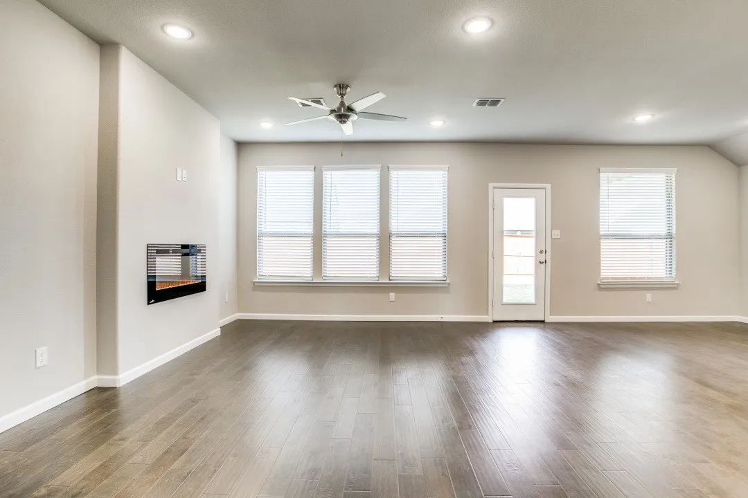 Single Family Residence For Rent in Ellis County , 313 Ember Circle, Waxahachie, Texas 75165, 3 Bedroom, 2 Bathroom, 2 Garage spaces, 1,453 Sqft, built in 2021, mls#21342111, Real Estate Agent in Waxahachie, Homes For Rent in Ellis county, Homes For Rent in Waxahachie, Realtor in Waxahachie Texas, Real Estate Brokerage Independent Realty Texas, Luminita Cordes Realtor