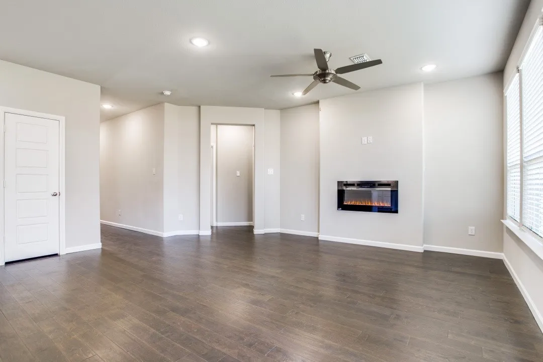 Single Family Residence For Rent in Ellis County , 313 Ember Circle, Waxahachie, Texas 75165, 3 Bedroom, 2 Bathroom, 2 Garage spaces, 1,453 Sqft, built in 2021, mls#21342111, Real Estate Agent in Waxahachie, Homes For Rent in Ellis county, Homes For Rent in Waxahachie, Realtor in Waxahachie Texas, Real Estate Brokerage Independent Realty Texas, Luminita Cordes Realtor