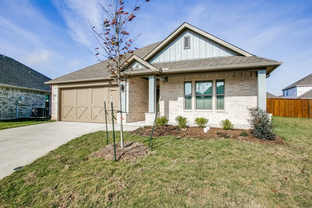 Single Family Residence For Rent in Ellis County , 313 Ember Circle, Waxahachie, Texas 75165, 3 Bedroom, 2 Bathroom, 2 Garage spaces, 1,453 Sqft, built in 2021, mls#21342111, Real Estate Agent in Waxahachie, Homes For Rent in Ellis county, Homes For Rent in Waxahachie, Realtor in Waxahachie Texas, Real Estate Brokerage Independent Realty Texas, Luminita Cordes Realtor