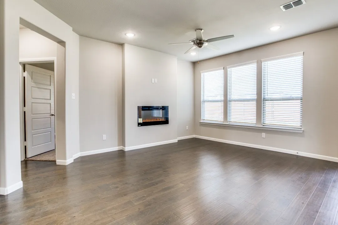 Single Family Residence For Rent in Ellis County , 313 Ember Circle, Waxahachie, Texas 75165, 3 Bedroom, 2 Bathroom, 2 Garage spaces, 1,453 Sqft, built in 2021, mls#21342111, Real Estate Agent in Waxahachie, Homes For Rent in Ellis county, Homes For Rent in Waxahachie, Realtor in Waxahachie Texas, Real Estate Brokerage Independent Realty Texas, Luminita Cordes Realtor