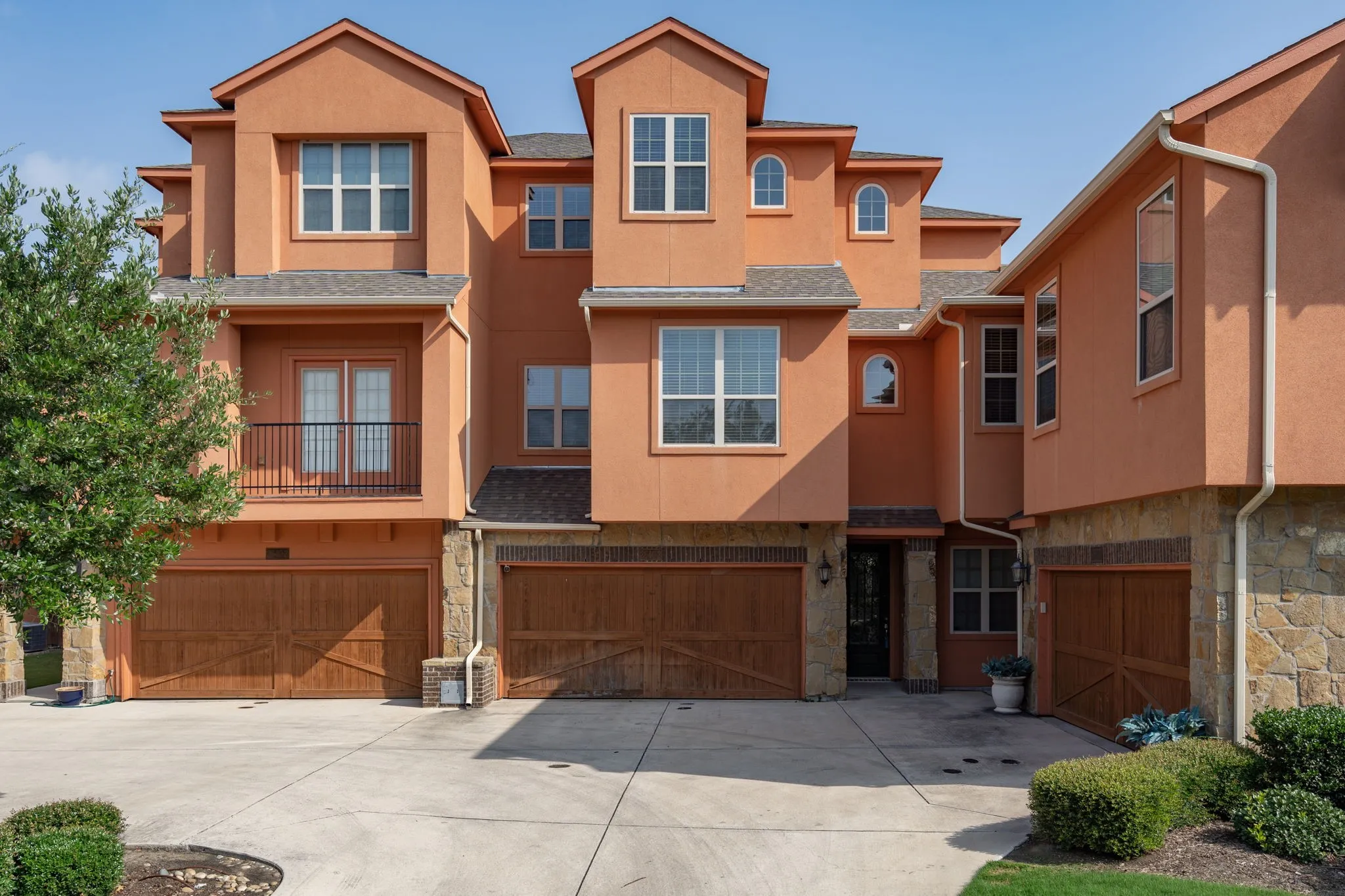 2640 Venice is located in Gated Lakeshore Village and just across from the pool and guest parking.