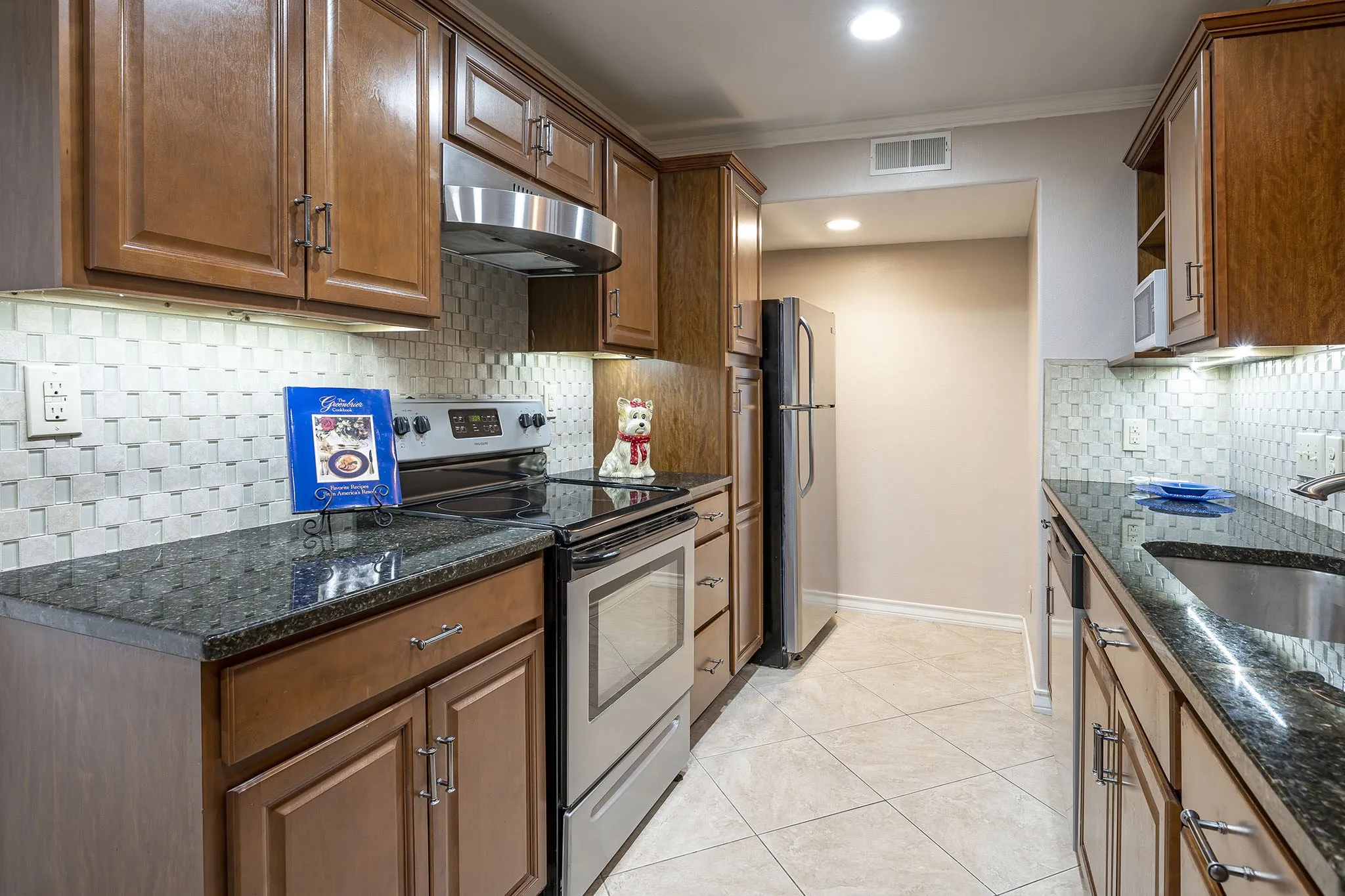 Beautiful large open kitchen design with plenty of counter space.