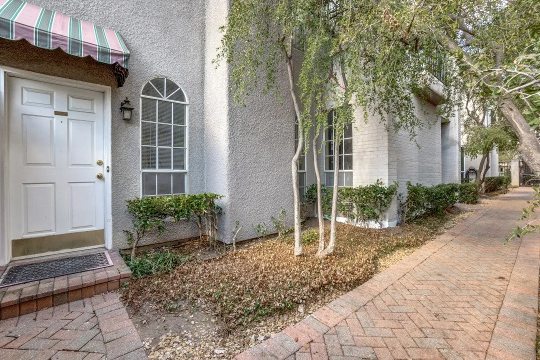 Condominium For Sale in Dallas County , 4325 Bowser Avenue 110, Dallas, Texas 75219, 2 Bedroom, 2 Bathroom, Garage spaces, 1,062 Sqft, built in 1982, mls#21342122, Real Estate Agent in Dallas, Homes For Sale in Dallas county, Homes For Sale in Dallas, Realtor in Dallas Texas, Real Estate Brokerage Independent Realty Texas, Luminita Cordes Realtor