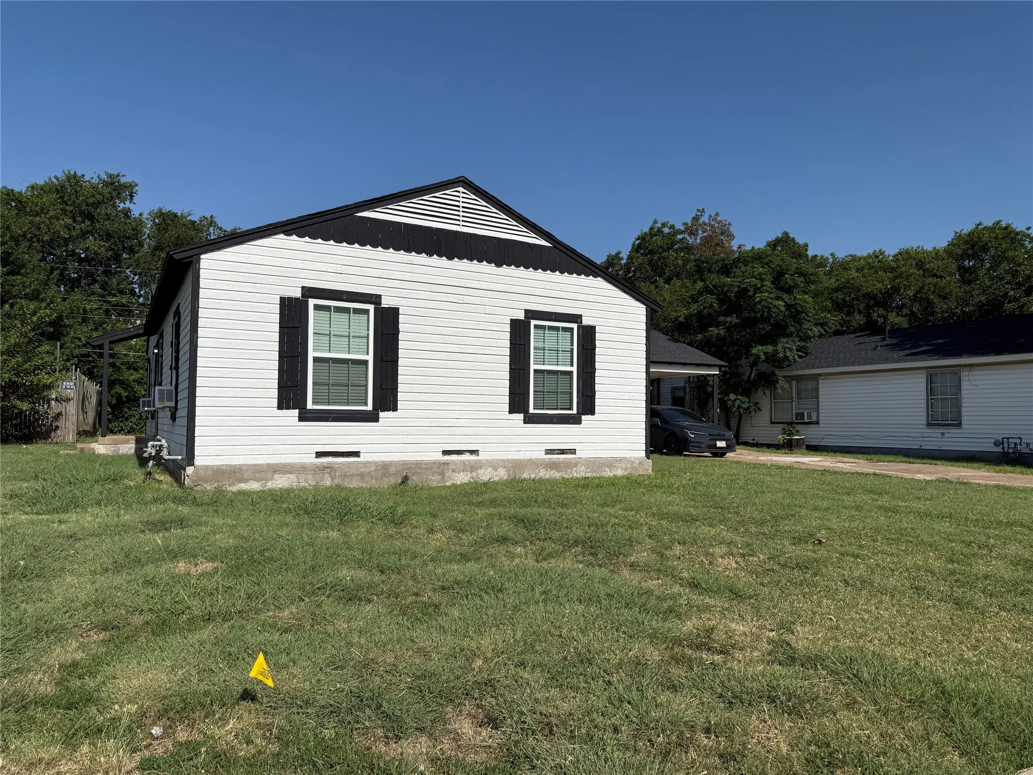 Single Family Residence For Rent in Dallas County , 205 22nd Street, Grand Prairie, Texas 75050, 2 Bedroom, 1 Bathroom, Garage spaces, 1,616 Sqft, built in 1953, mls#21342121, Real Estate Agent in Grand Prairie, Homes For Rent in Dallas county, Homes For Rent in Grand Prairie, Realtor in Grand Prairie Texas, Real Estate Brokerage Independent Realty Texas, Luminita Cordes Realtor