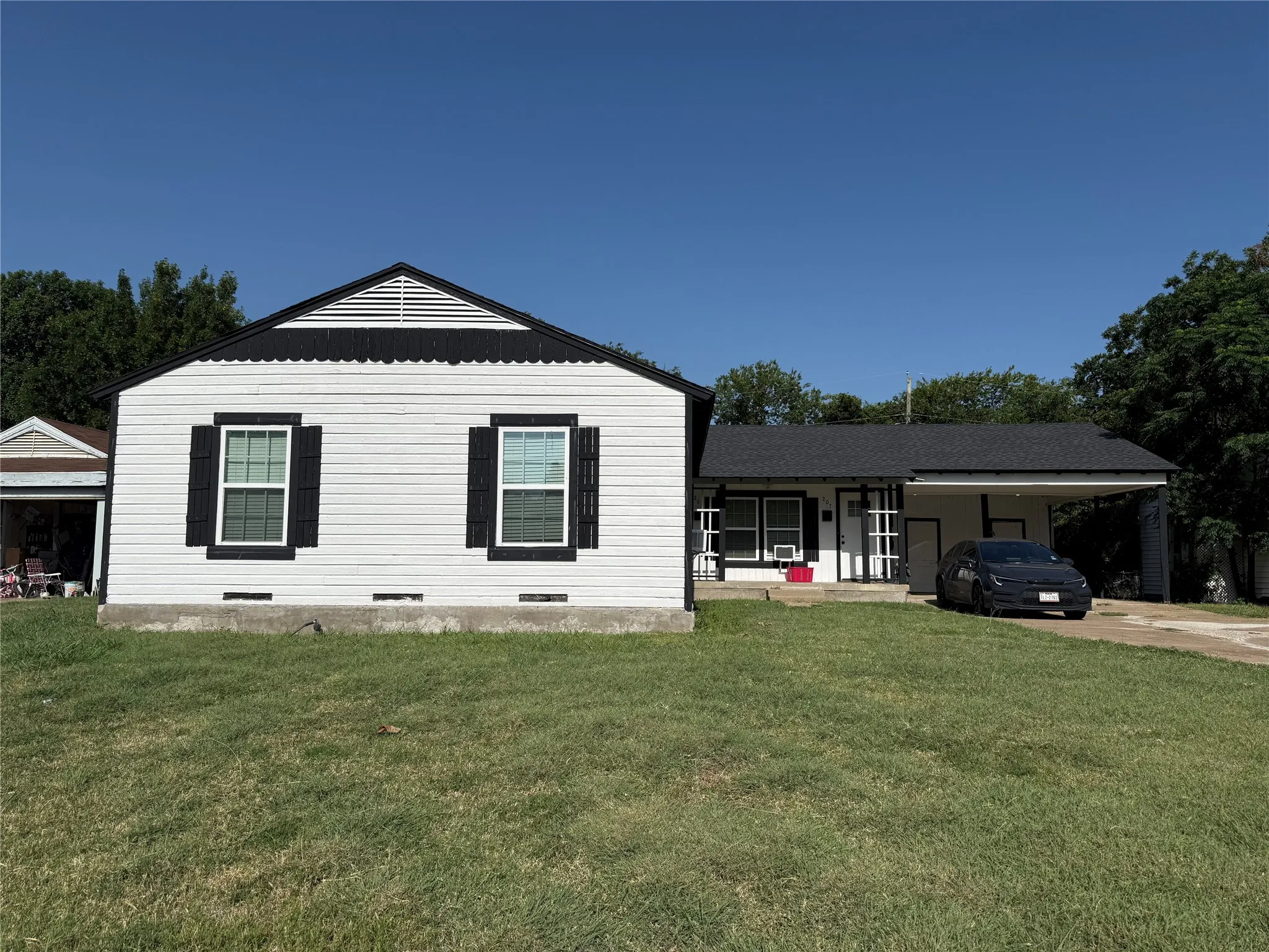 Single Family Residence For Rent in Dallas County , 205 22nd Street, Grand Prairie, Texas 75050, 2 Bedroom, 1 Bathroom, Garage spaces, 1,616 Sqft, built in 1953, mls#21342121, Real Estate Agent in Grand Prairie, Homes For Rent in Dallas county, Homes For Rent in Grand Prairie, Realtor in Grand Prairie Texas, Real Estate Brokerage Independent Realty Texas, Luminita Cordes Realtor